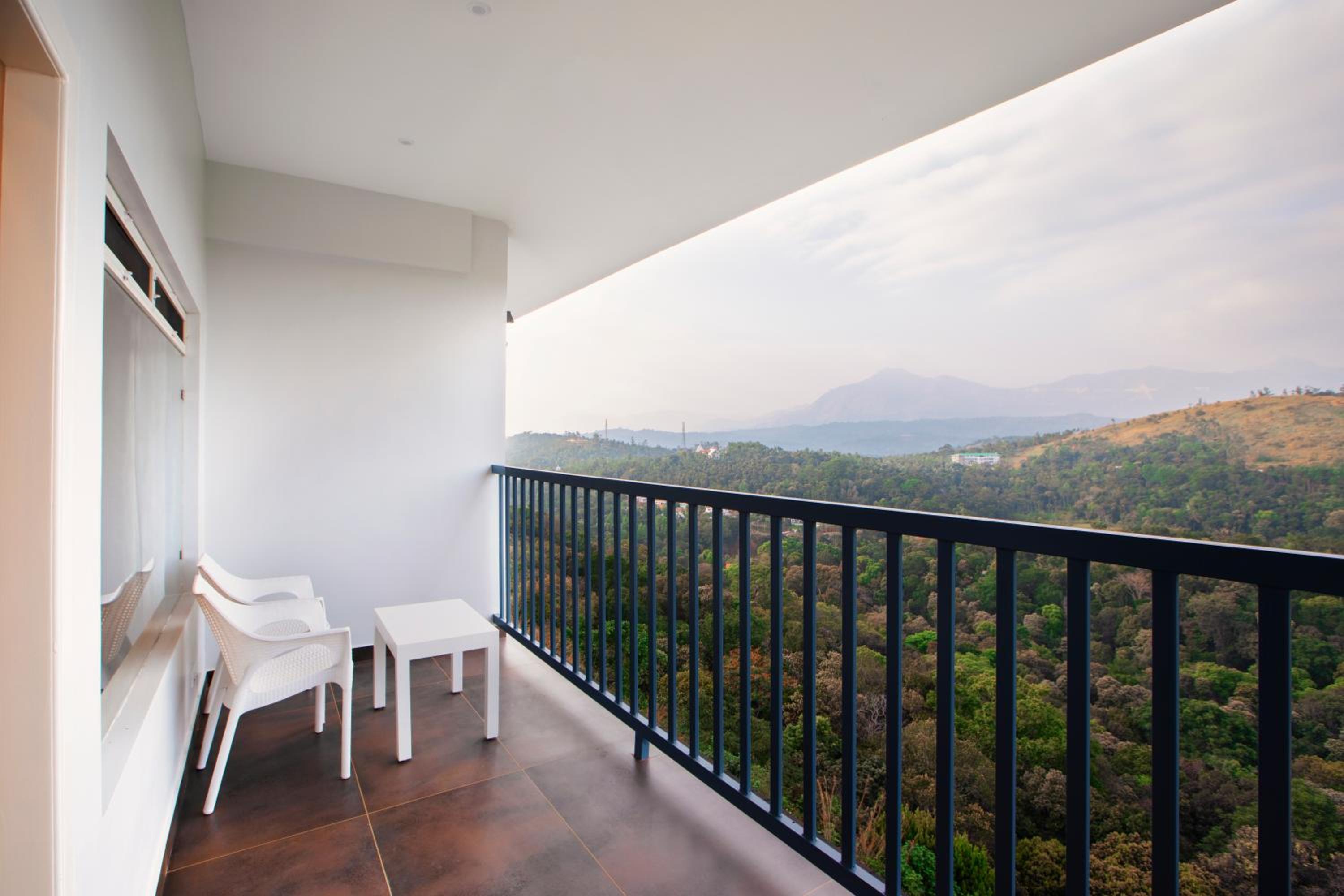 Deluxe Double Room with Balcony - Photo 11