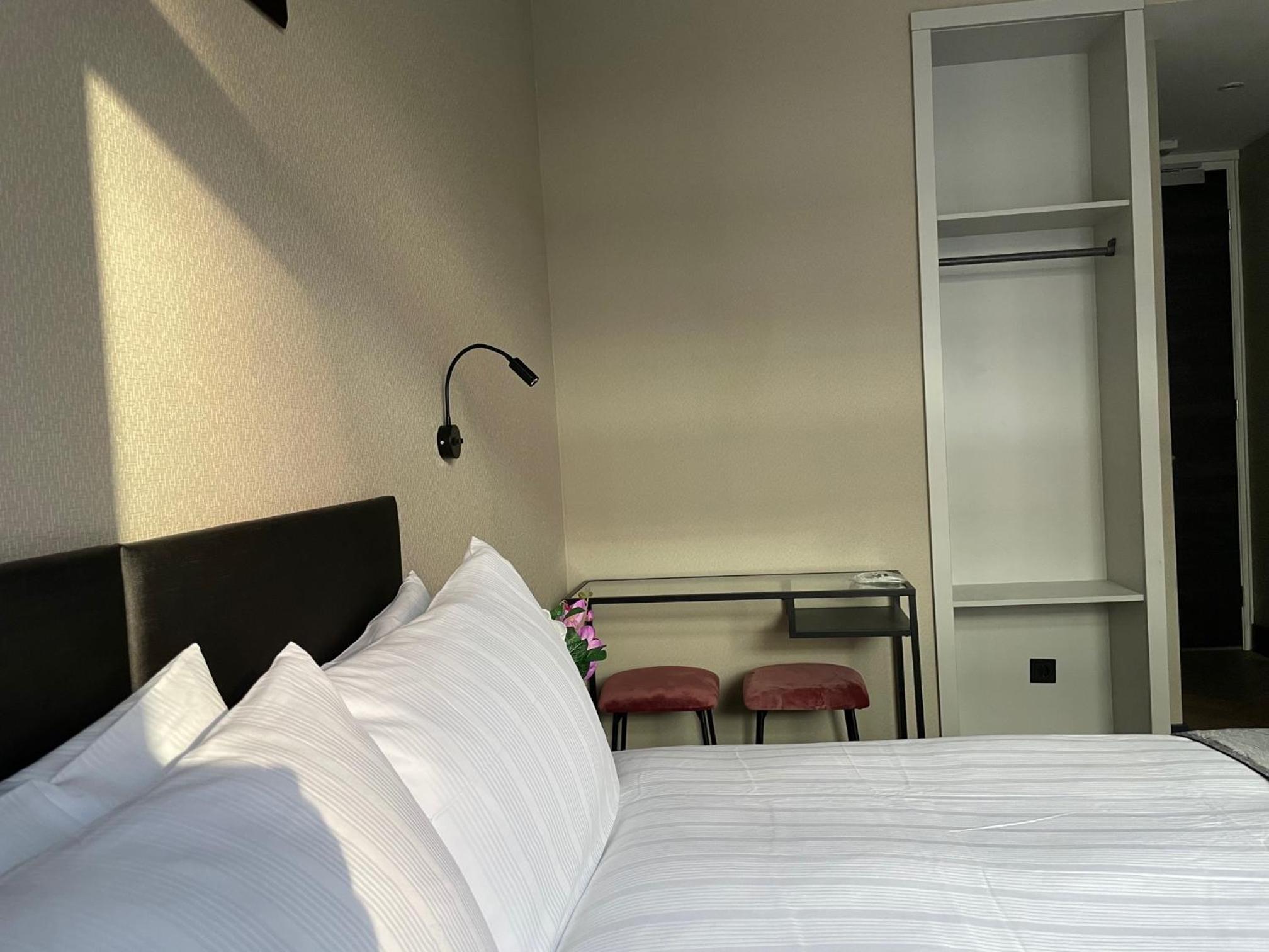 Large Double Room - Photo 6
