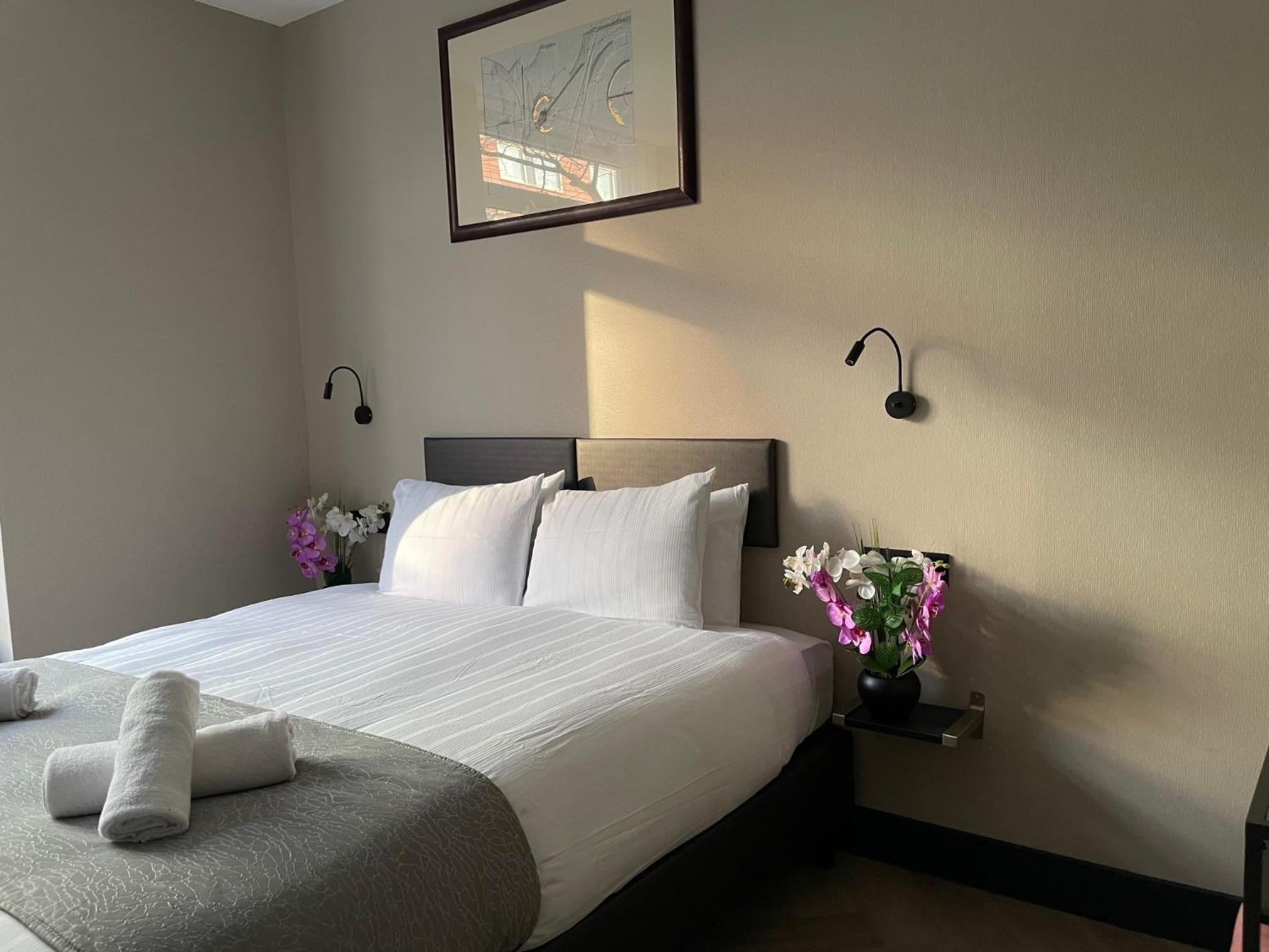 Large Double Room - Photo 1