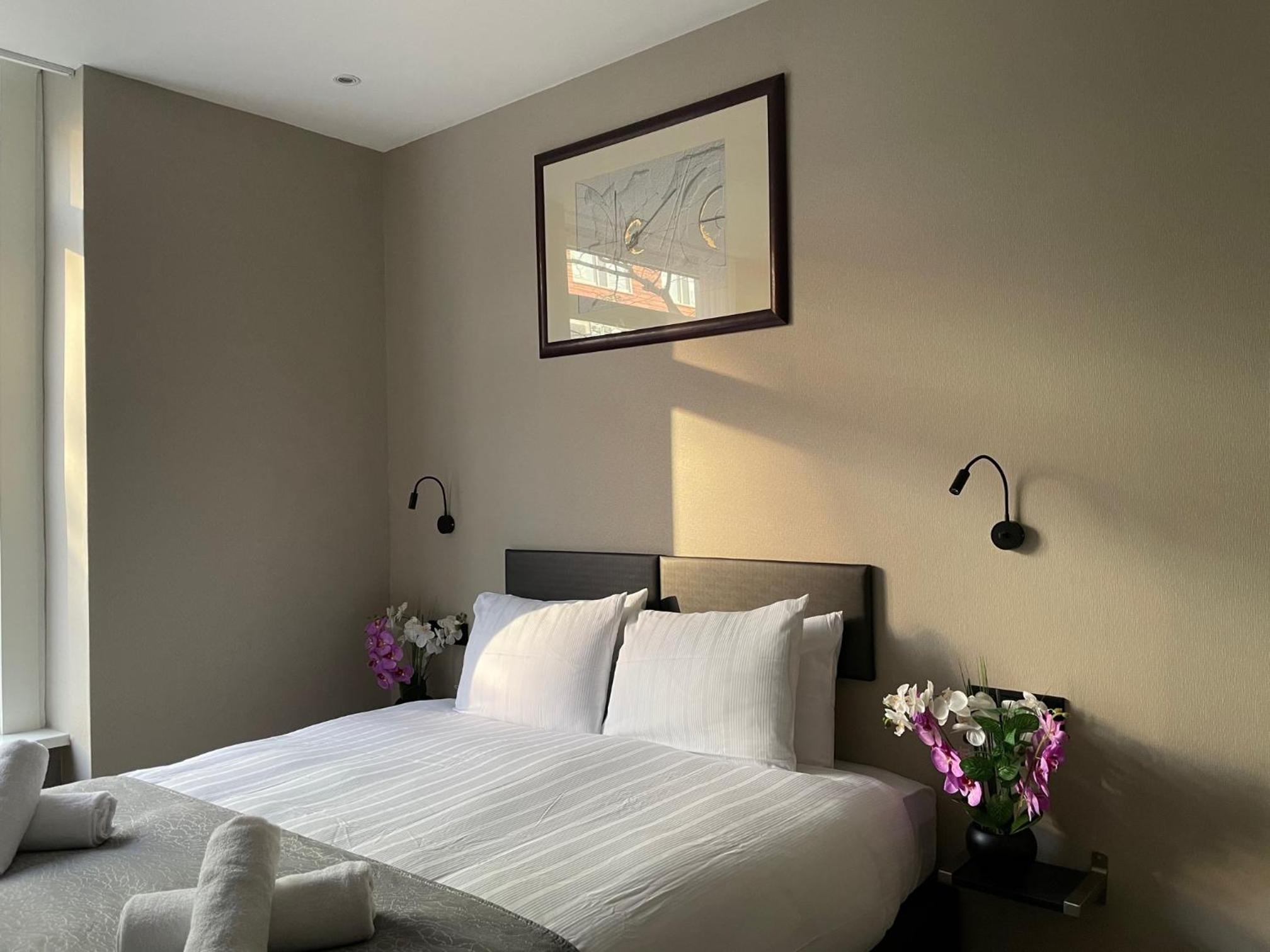 Large Double Room - Photo 3