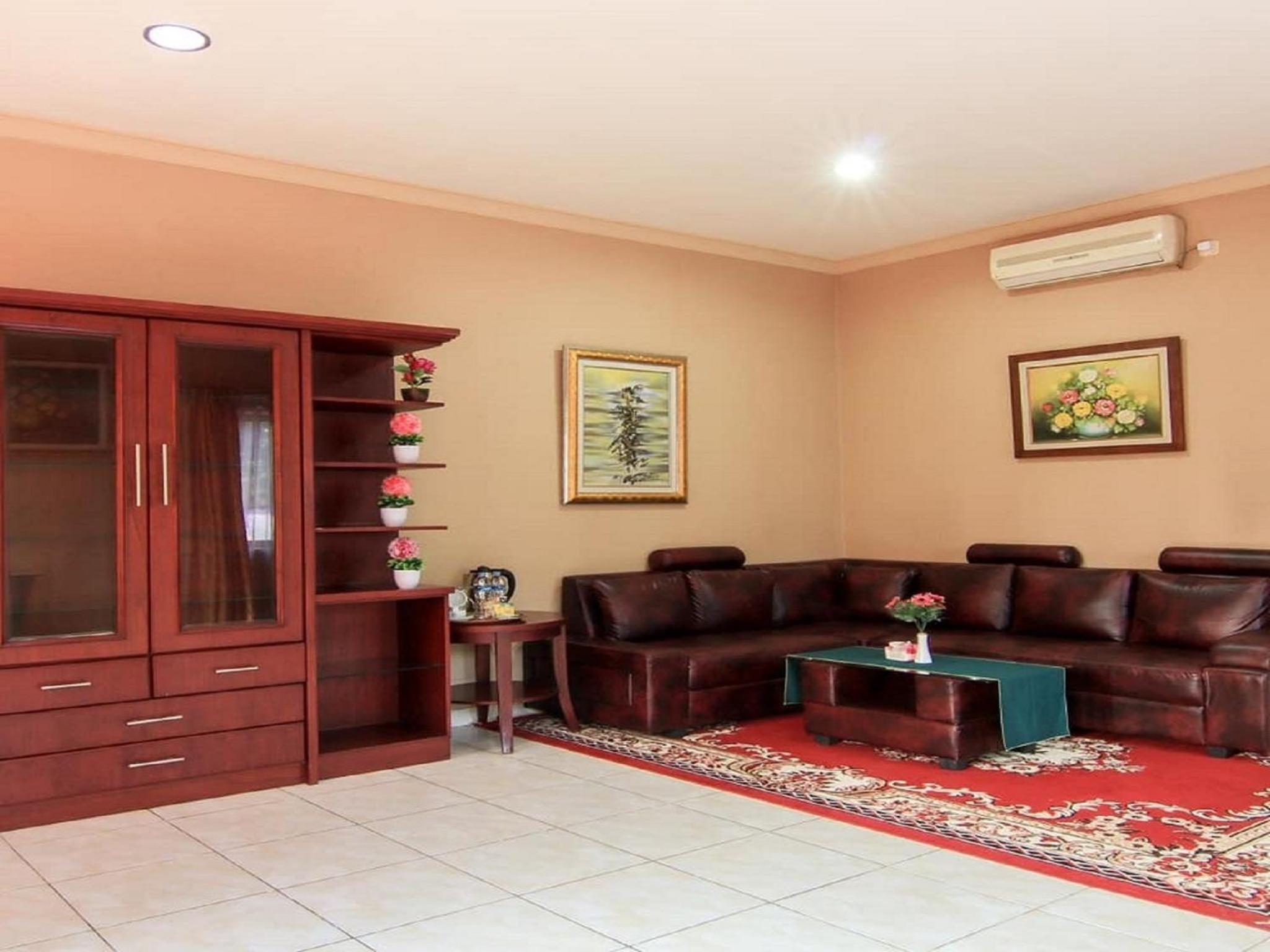 Family Room - Photo 5