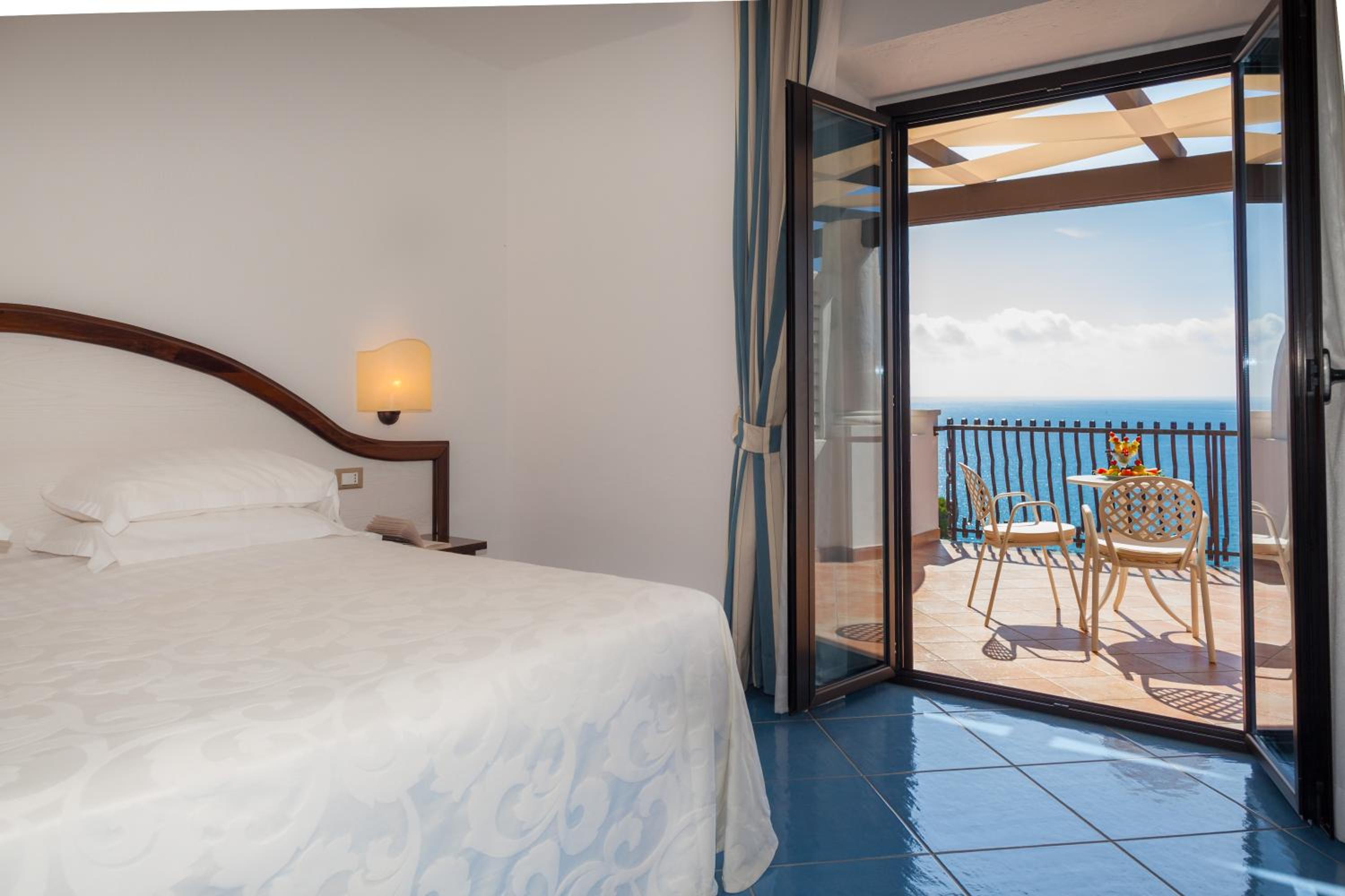 Superior Double Room with Terrace and Sea view  - Photo 7