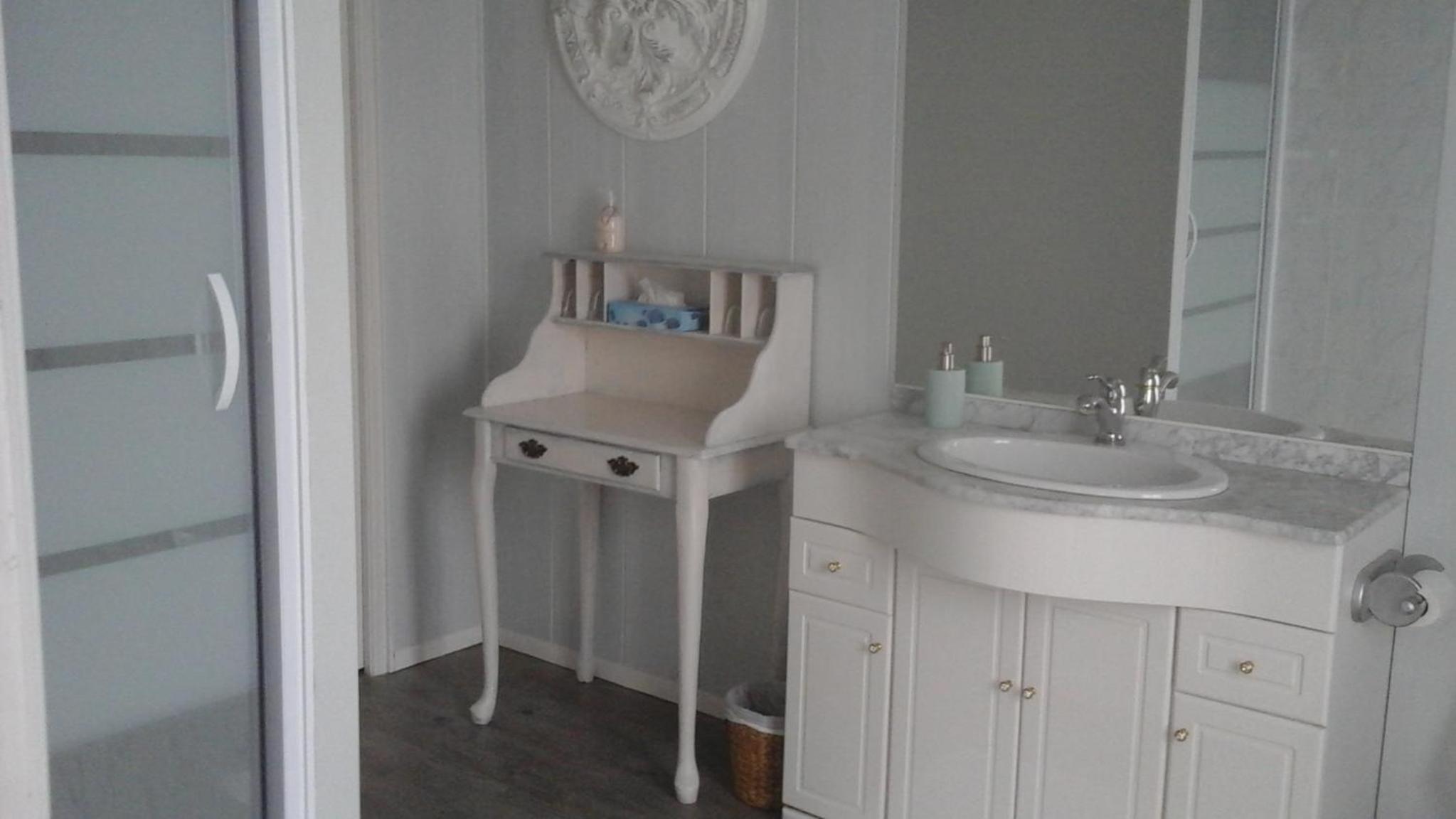 Double Room with Private Bathroom - Photo 10