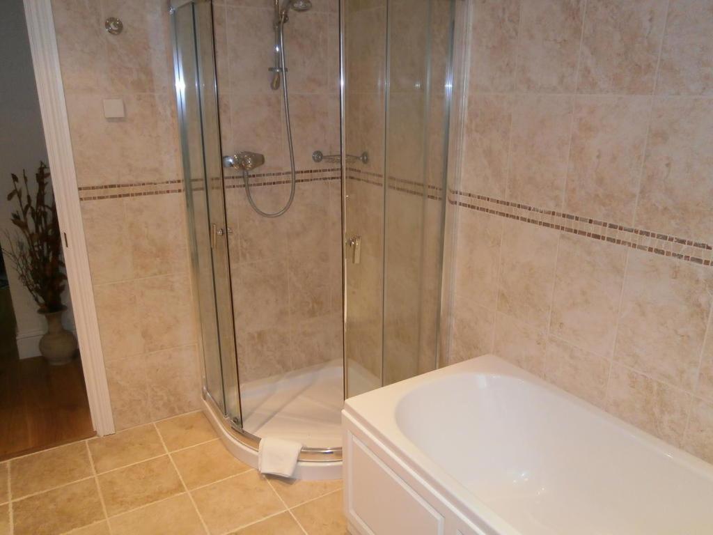 Twin Room with Private Bathroom photo 2