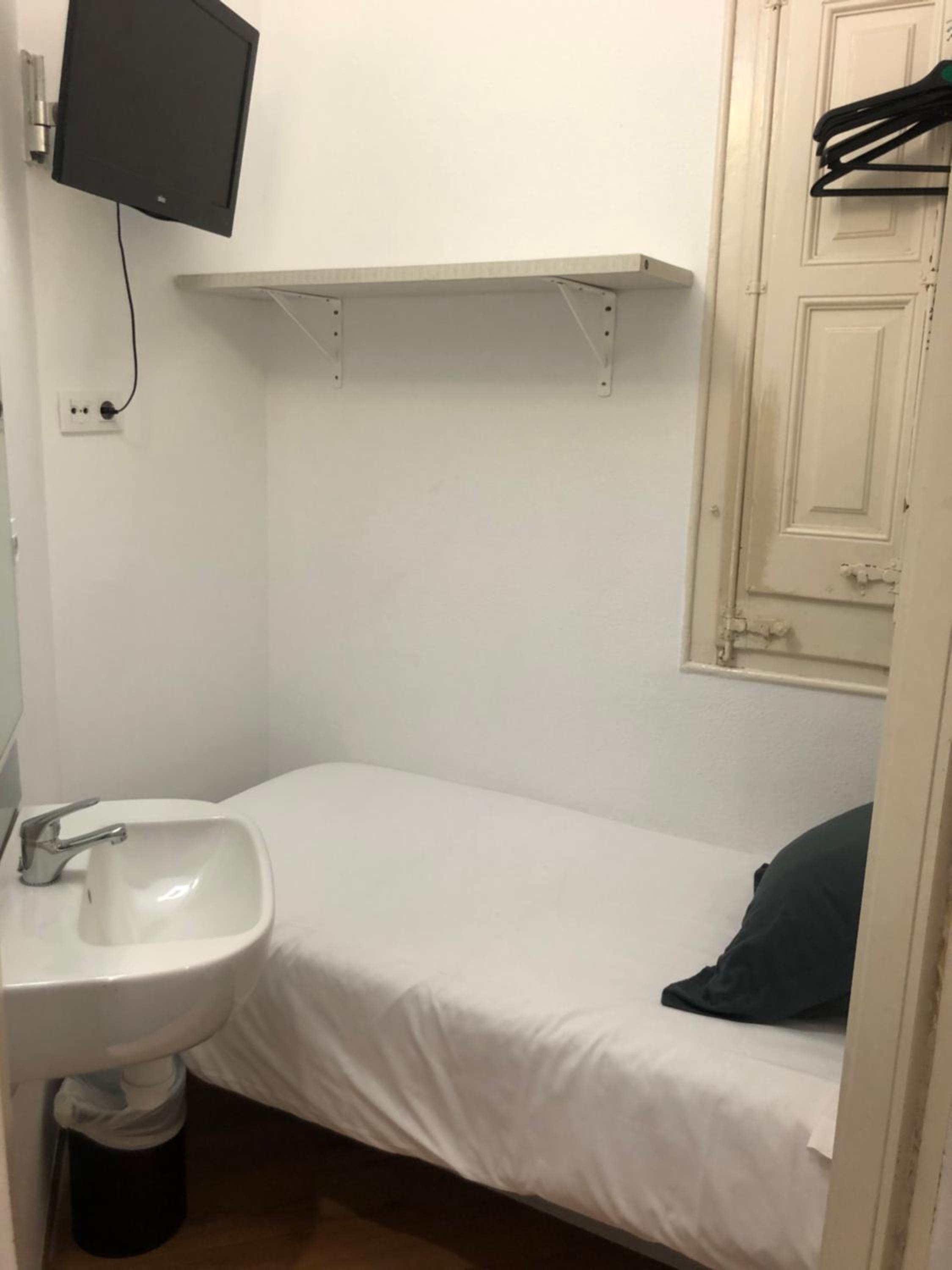 Habitación individual con baño privado externo.