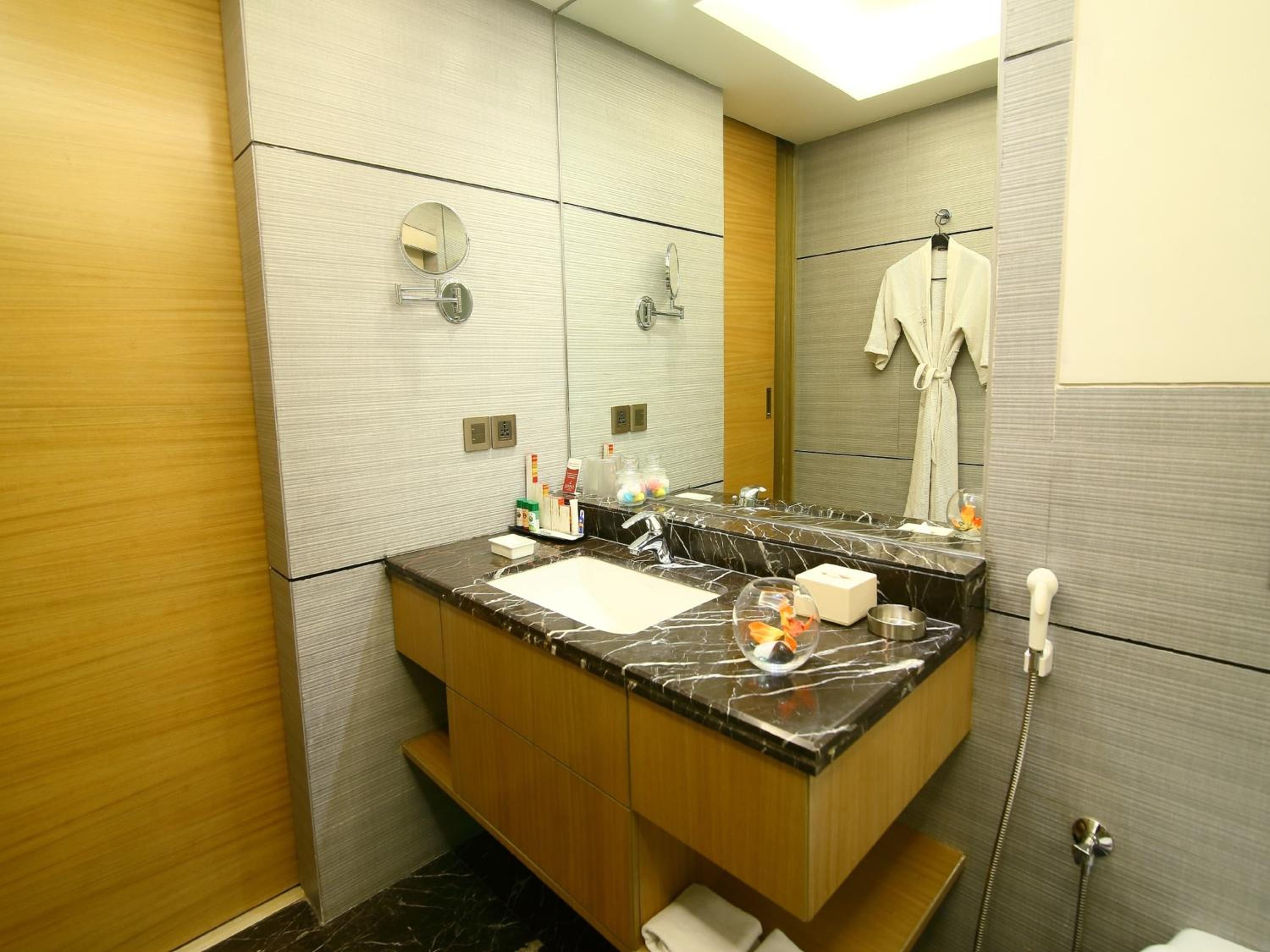 Executive Suite - Photo 11
