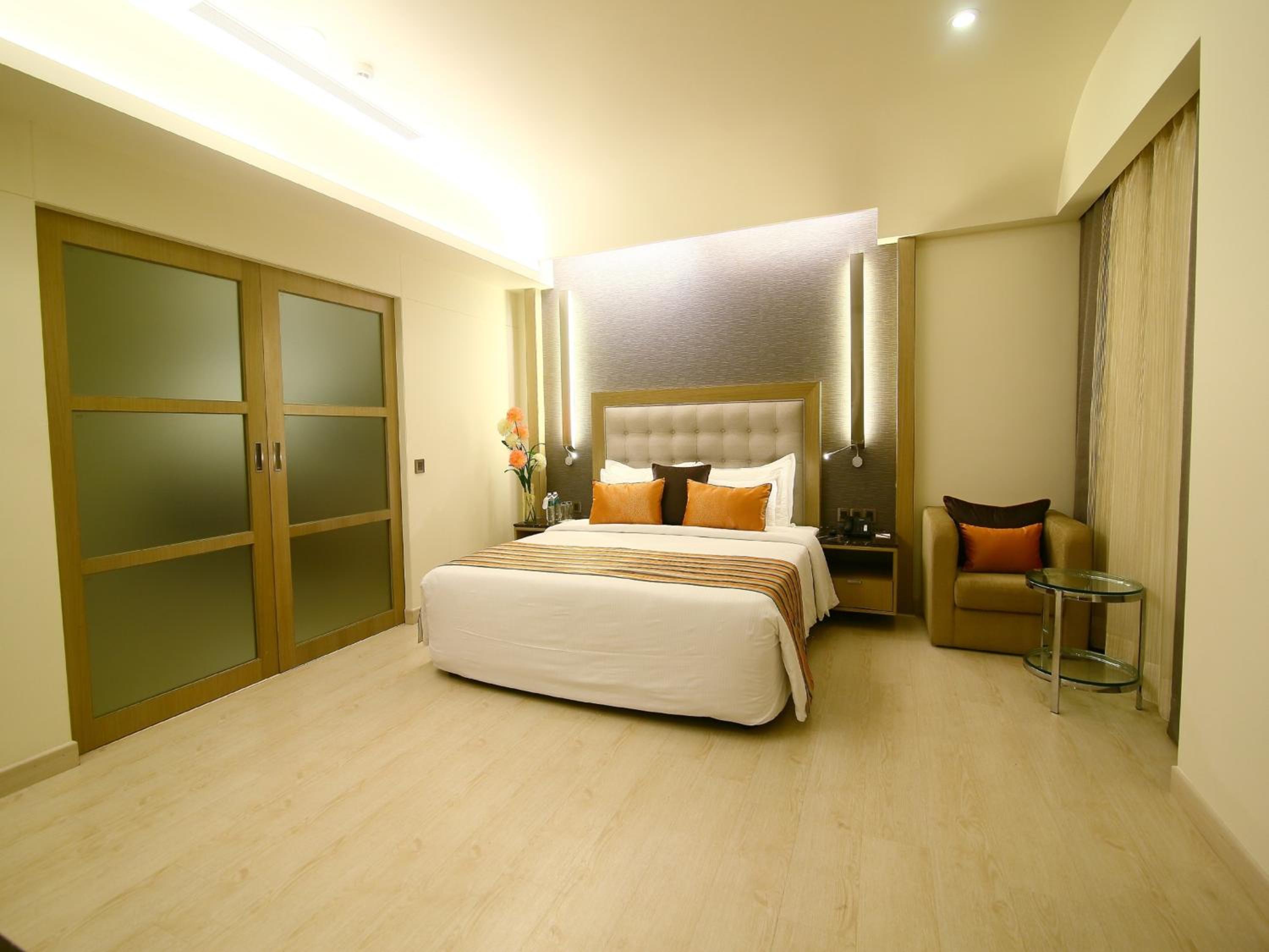 Executive Suite - Photo 14