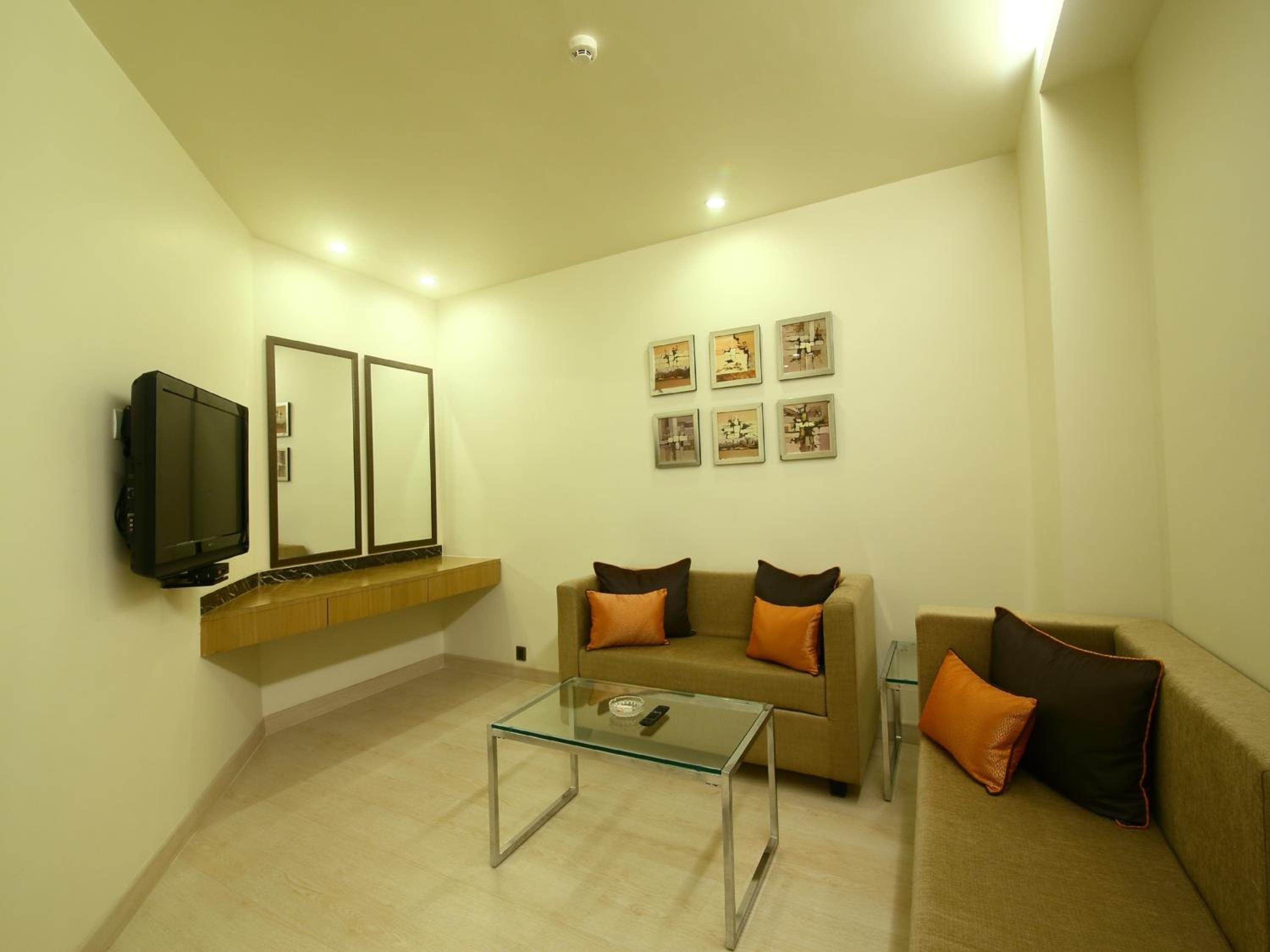 Executive Suite - Photo 10