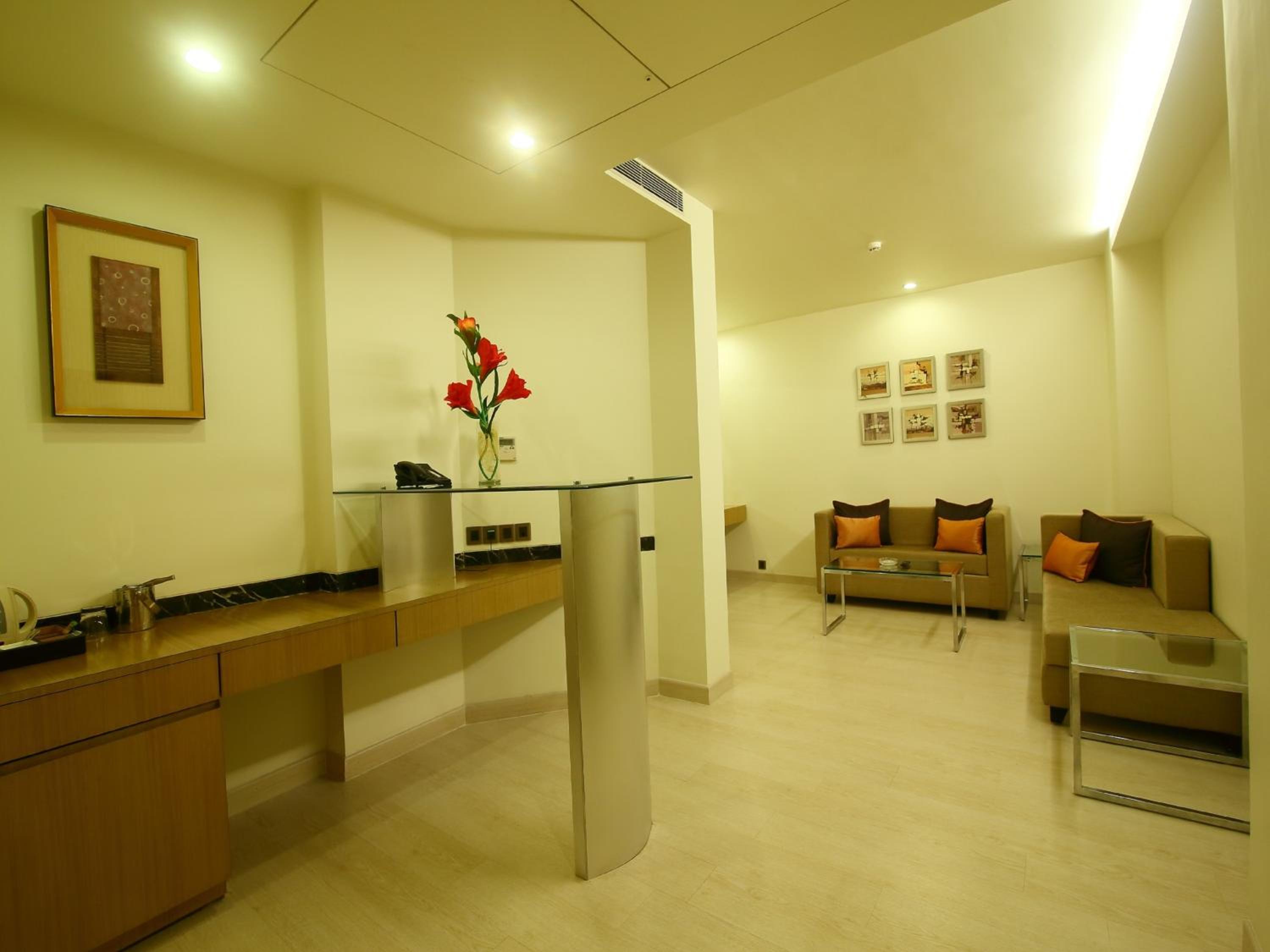 Executive Suite - Photo 9