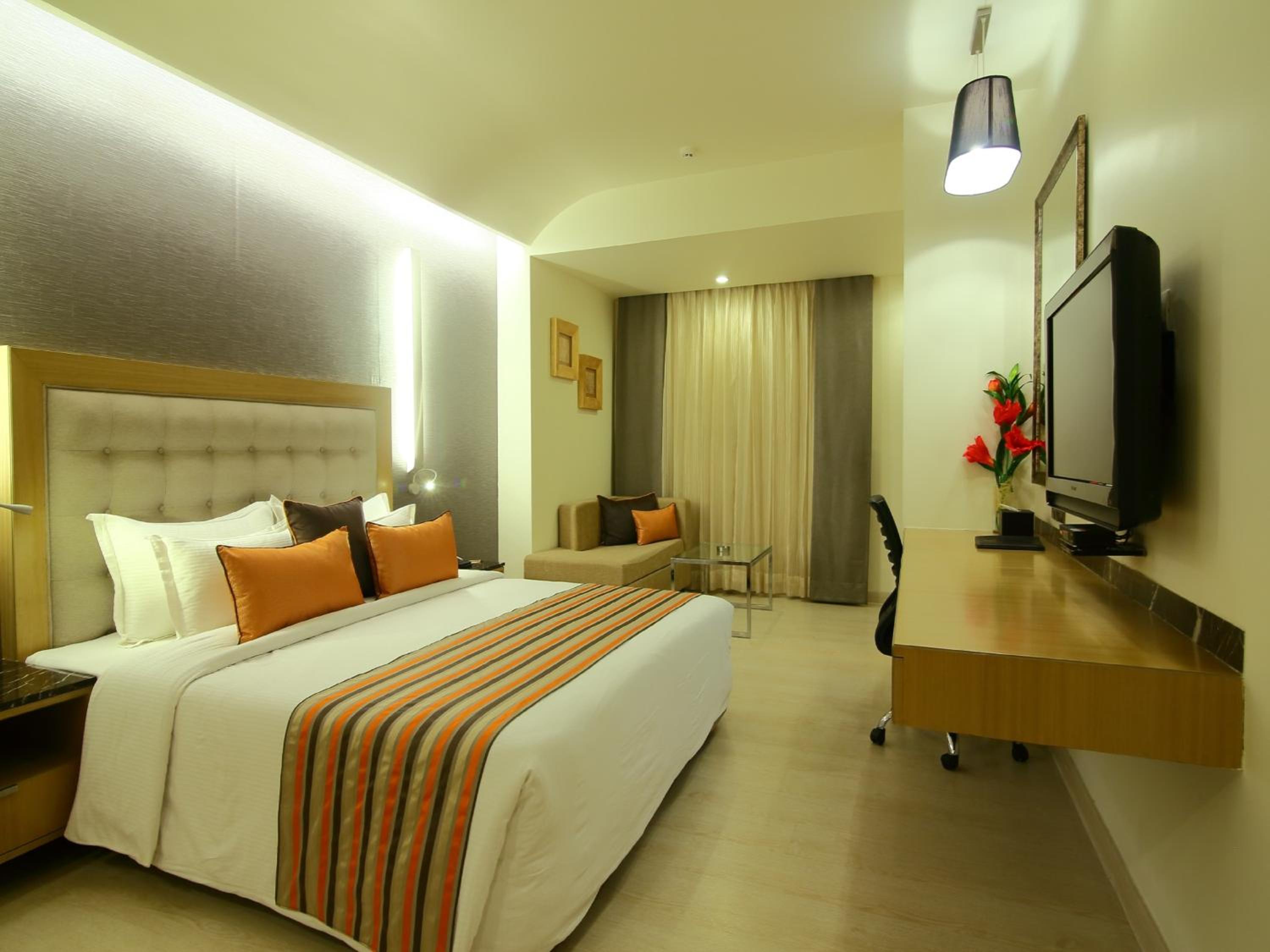 Executive Suite - Photo 6