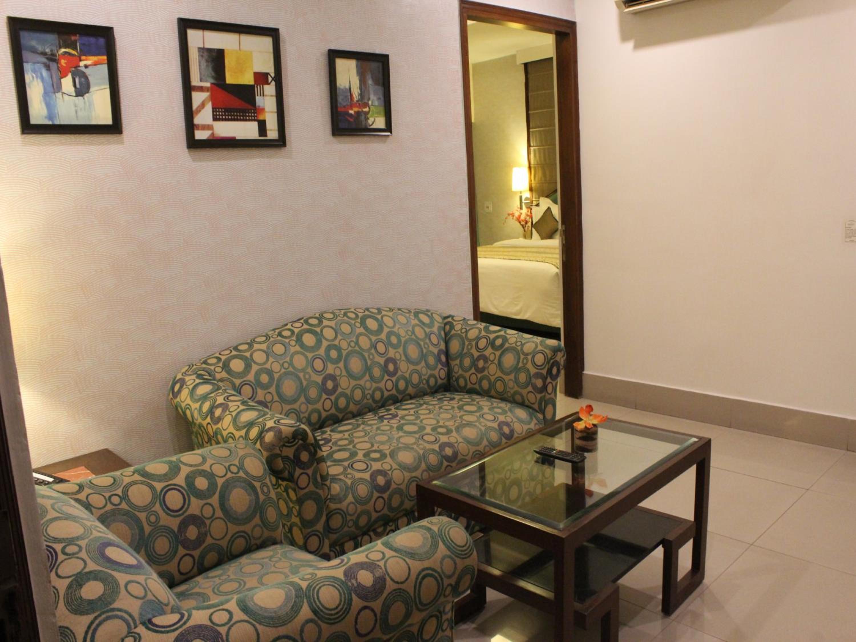 Suite - Photo 13