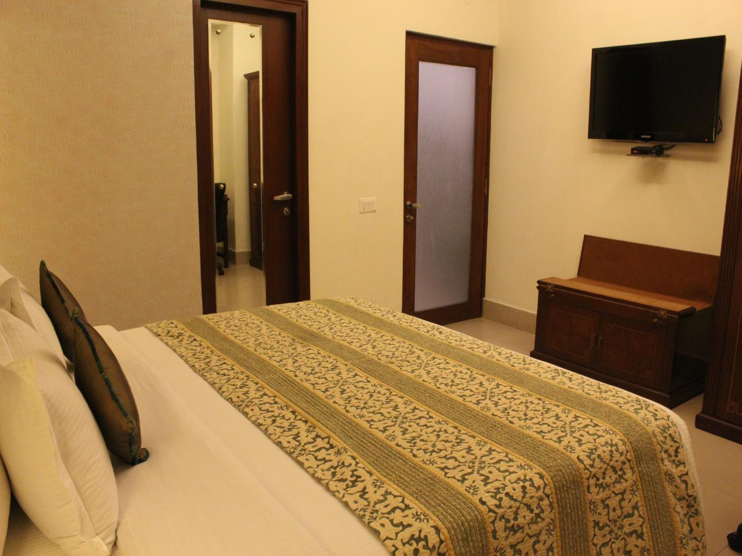 Suite - Photo 18