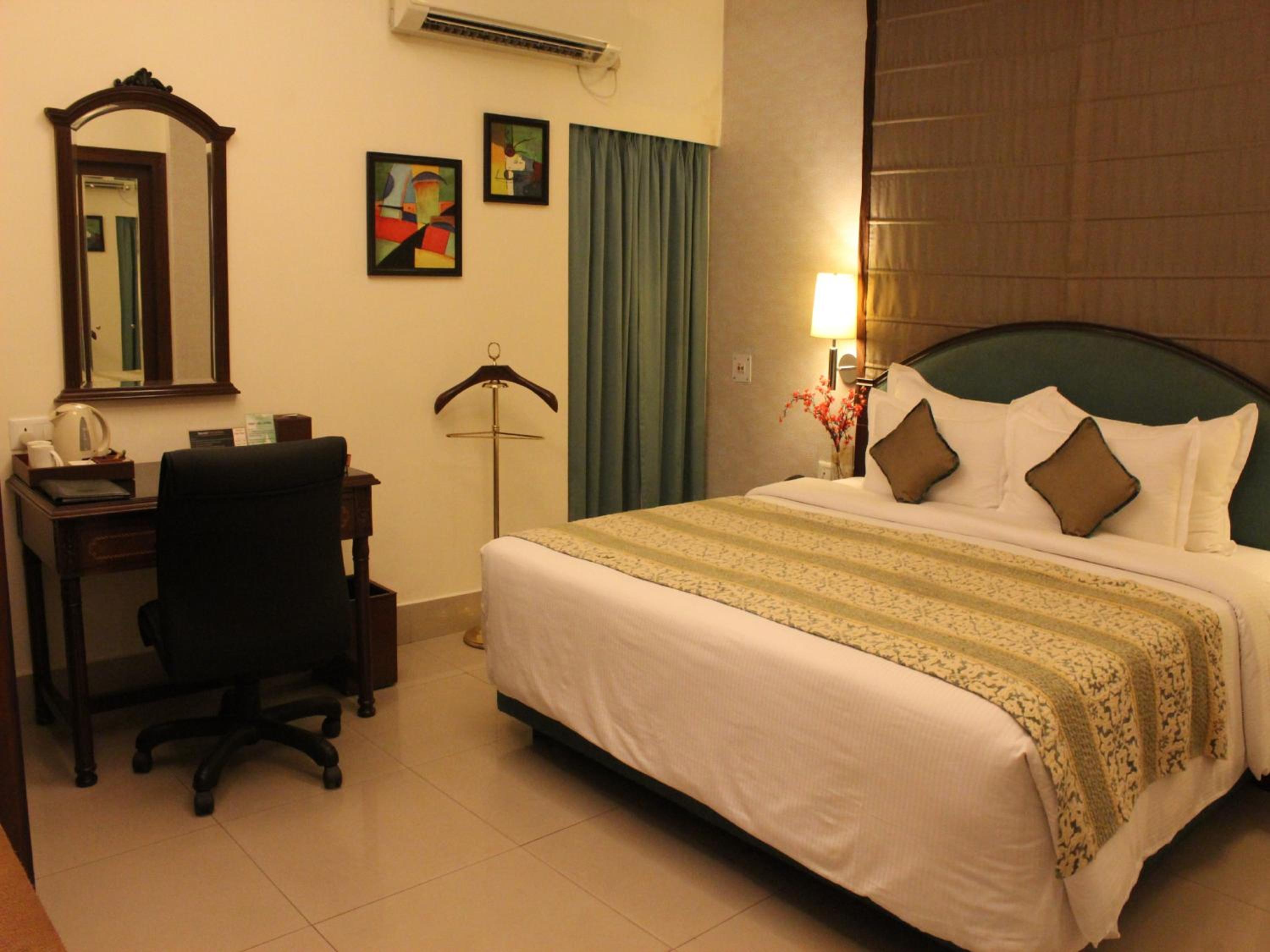 Suite - Photo 16