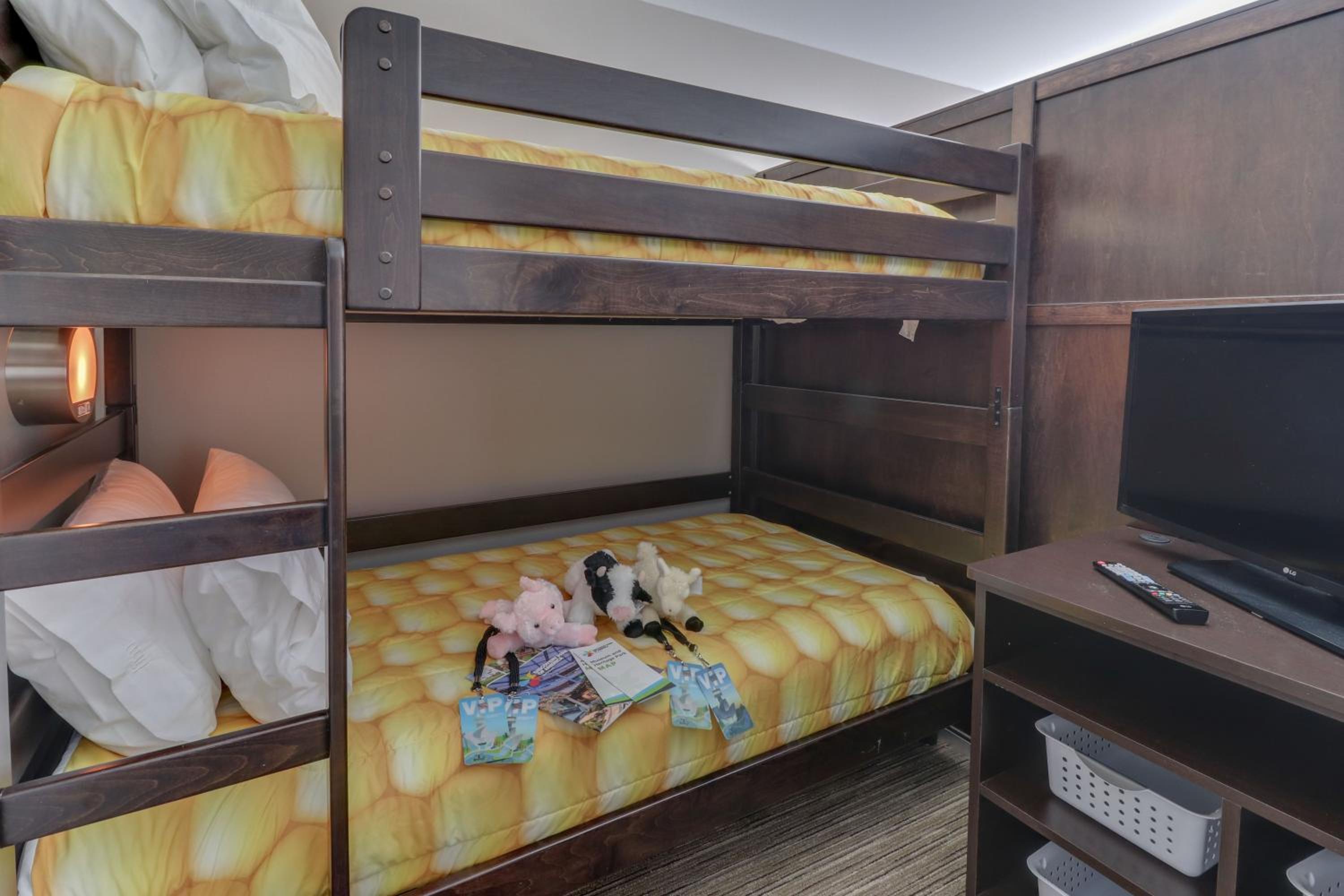 Queen Suite with One Bunk Bed - Photo 3