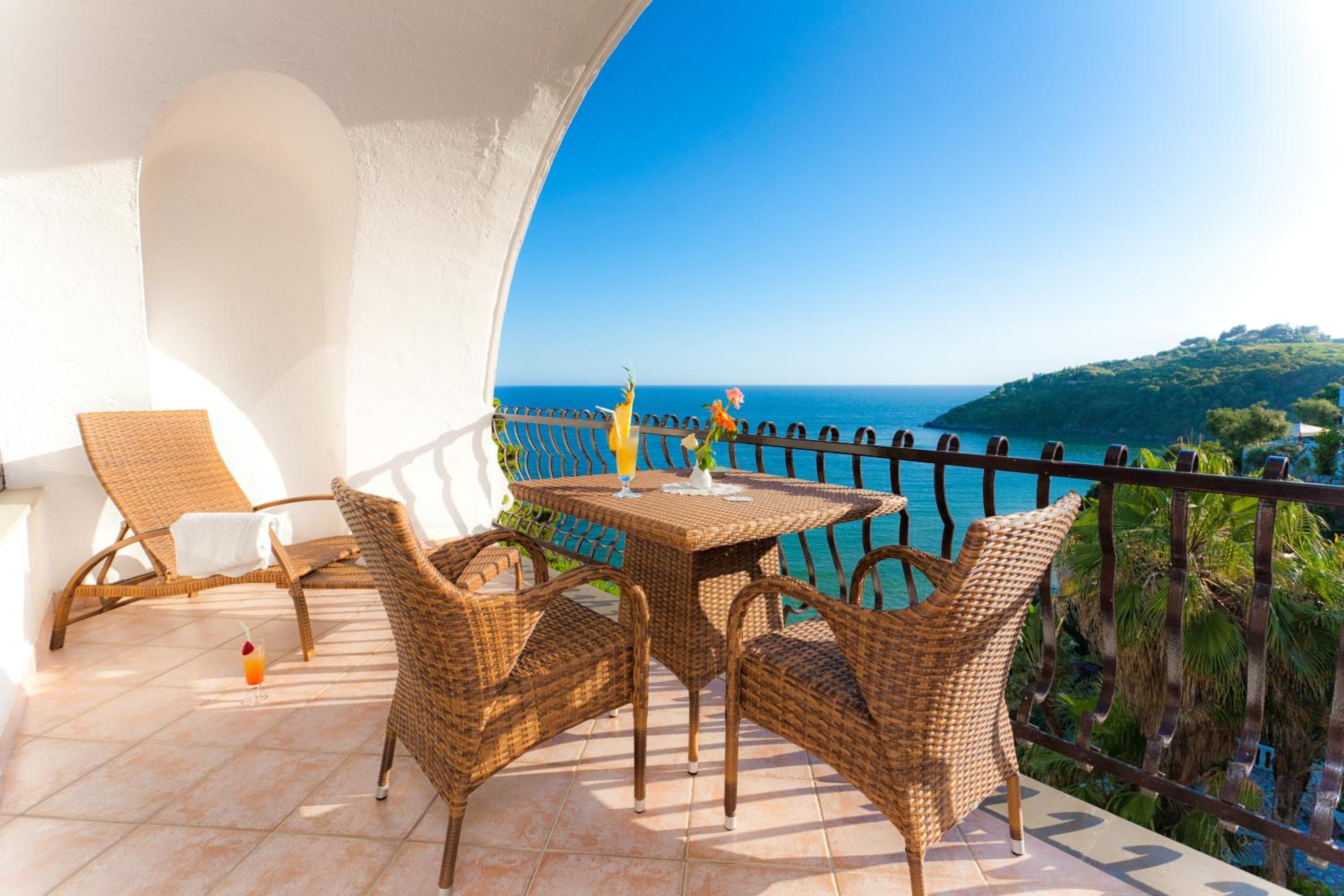 Deluxe Double Room with Sea View - Photo 5