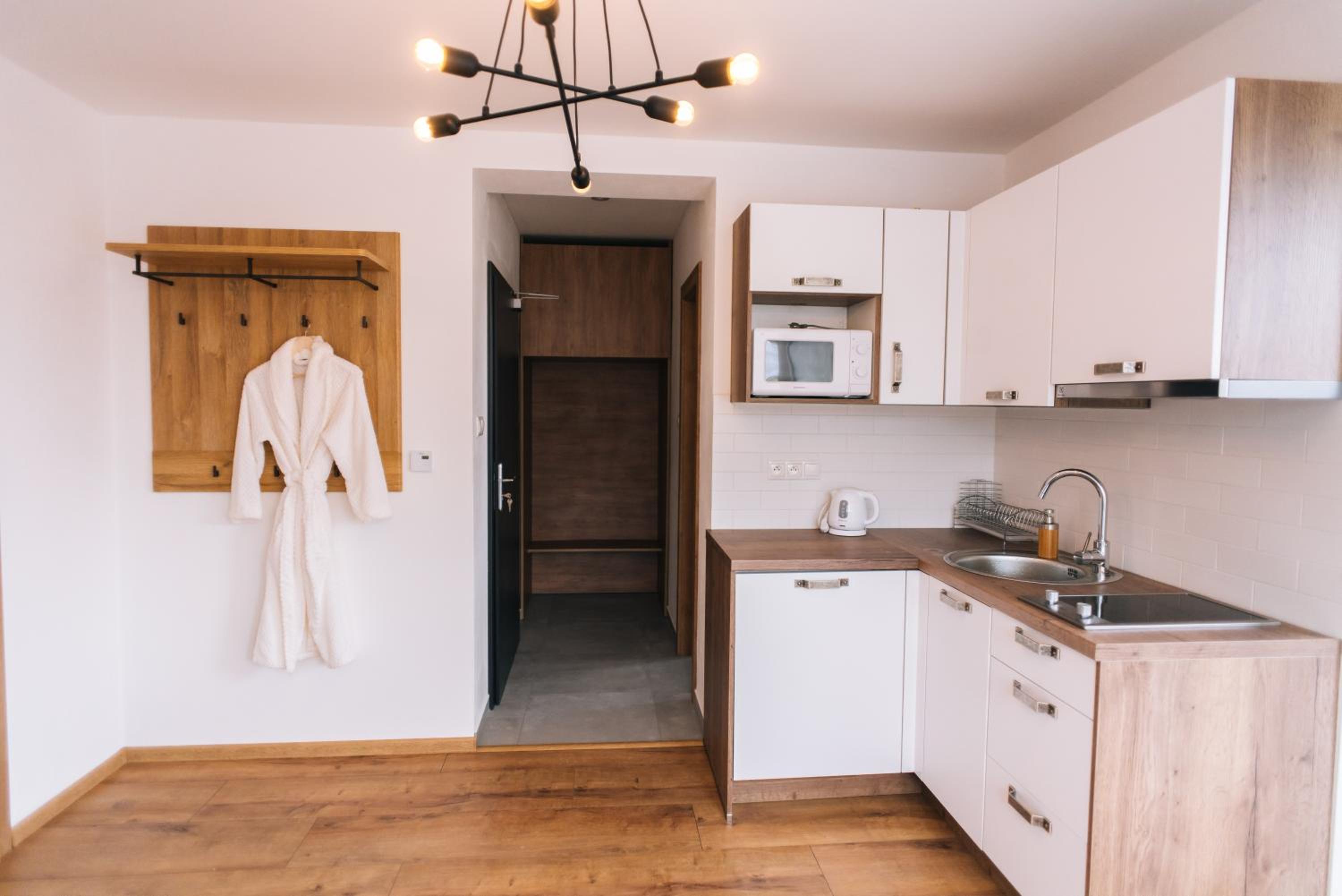 Studio Apartment with Balcony - Photo 8