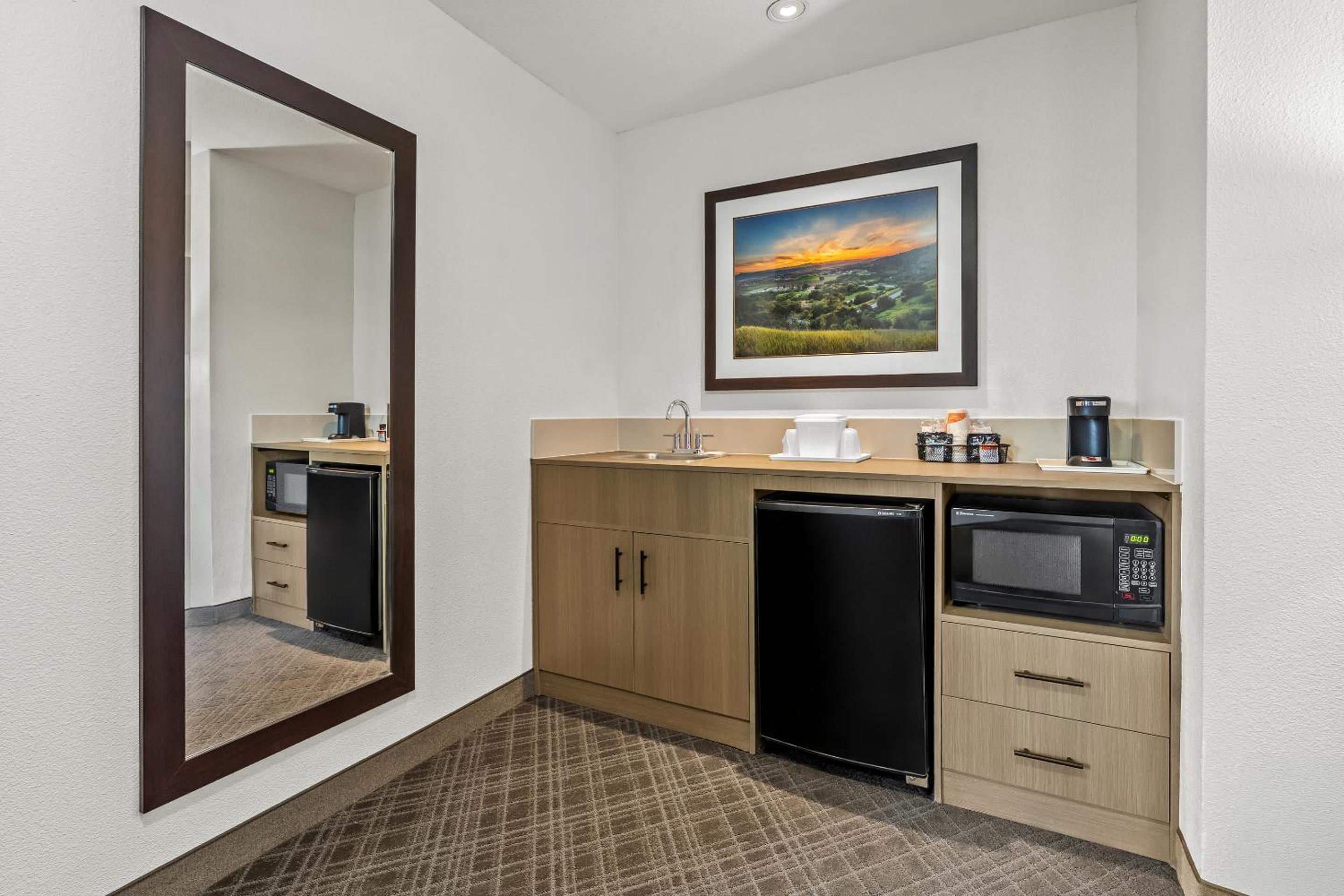 King Suite with Whirlpool - Non-smoking photo 3