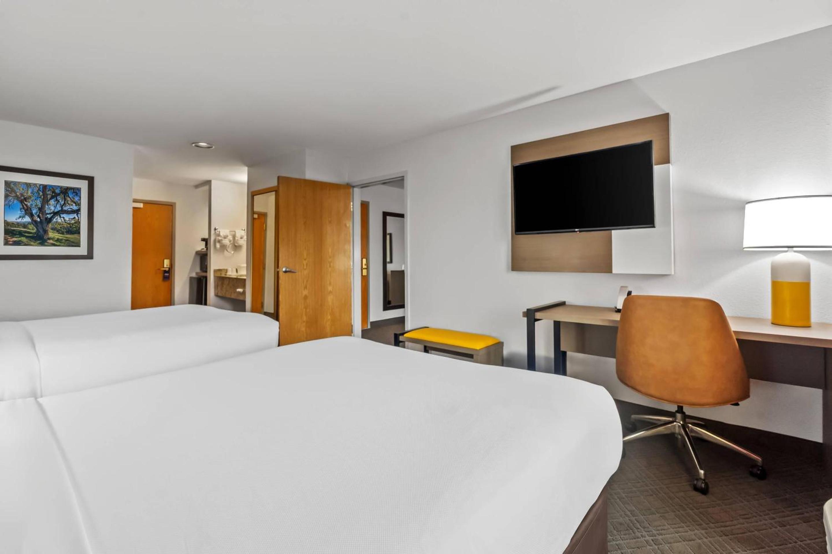 Queen Suite with Two Queen Beds and Sofa Bed - Non Smoking photo 2