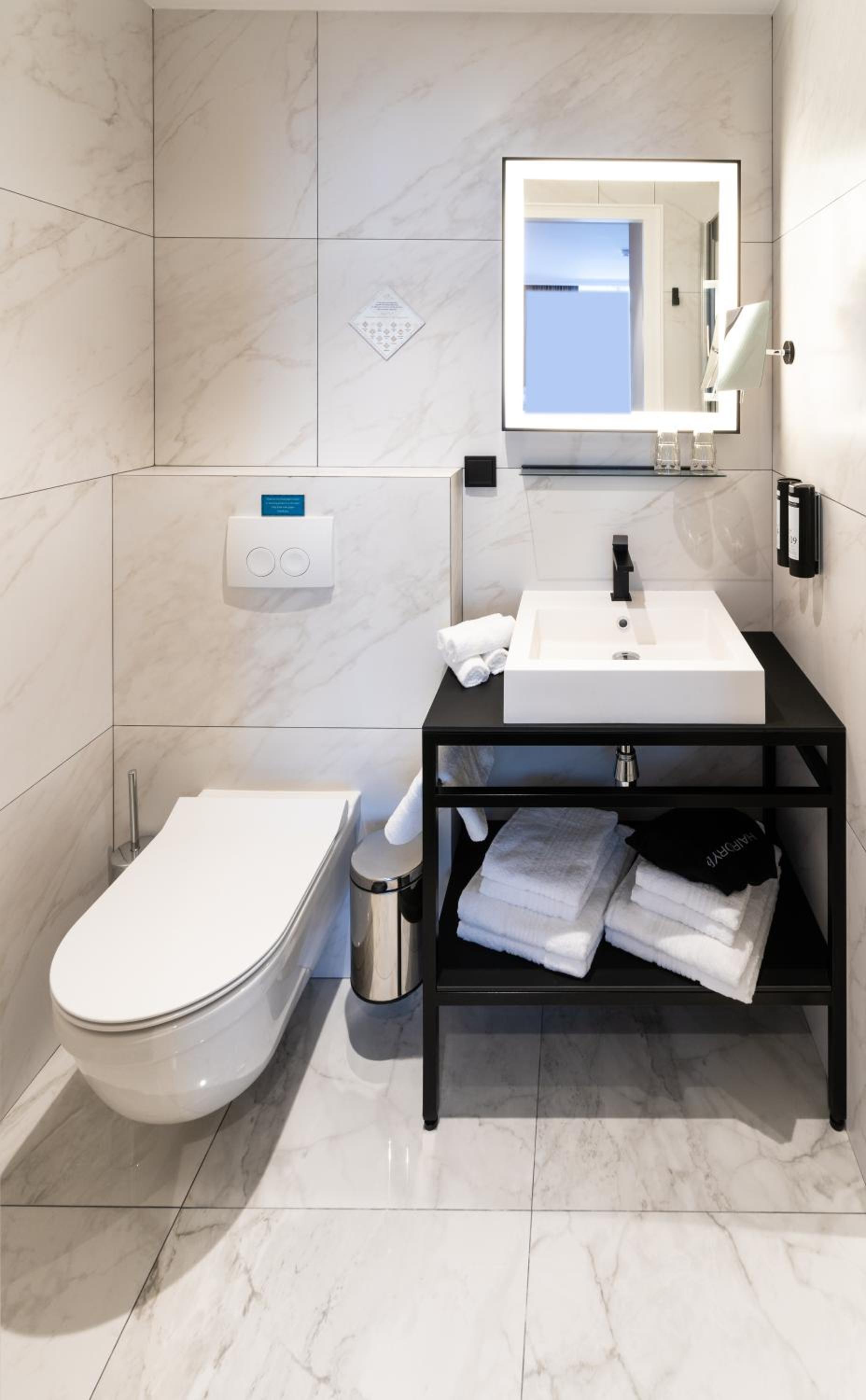 Deluxe Double Room (2 Adults + 1 Child) thumbnail 6