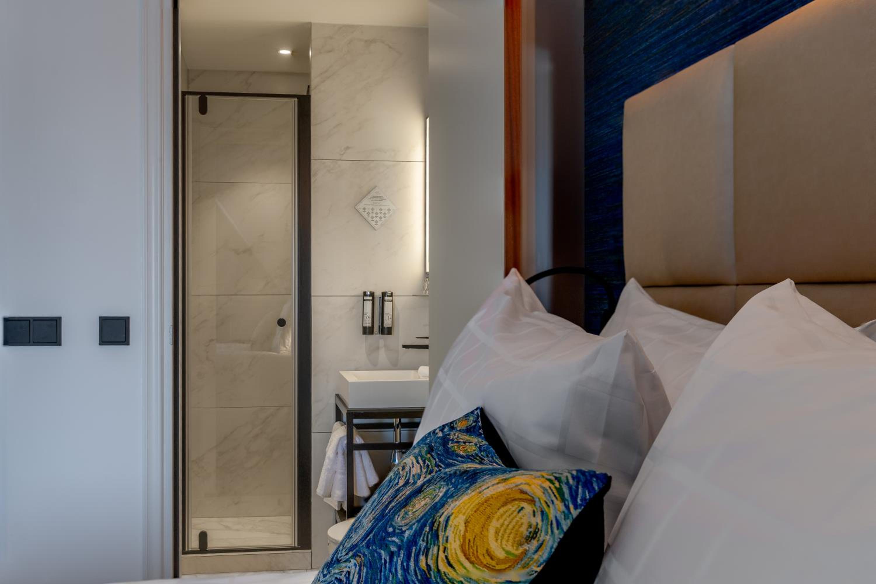Double Room thumbnail 6