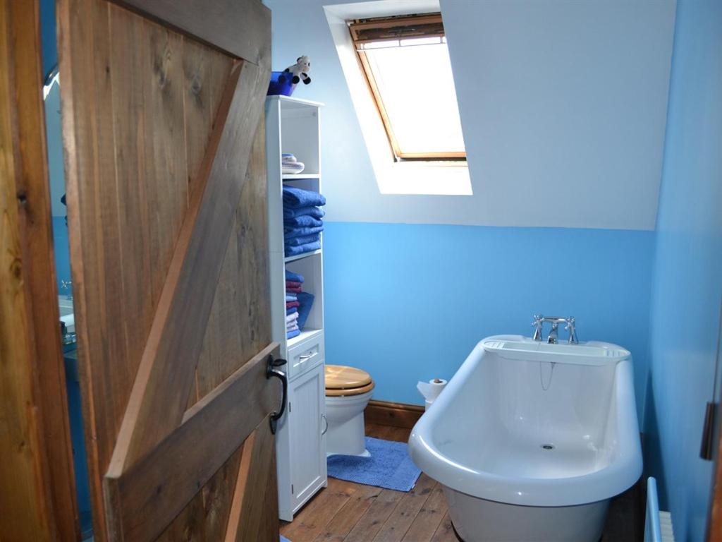 Single Room with Shared Bathroom photo 2