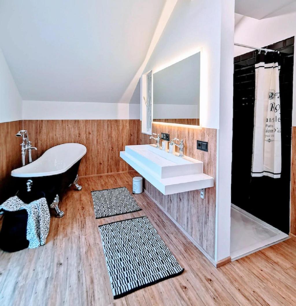 One-Bedroom House - Photo 9