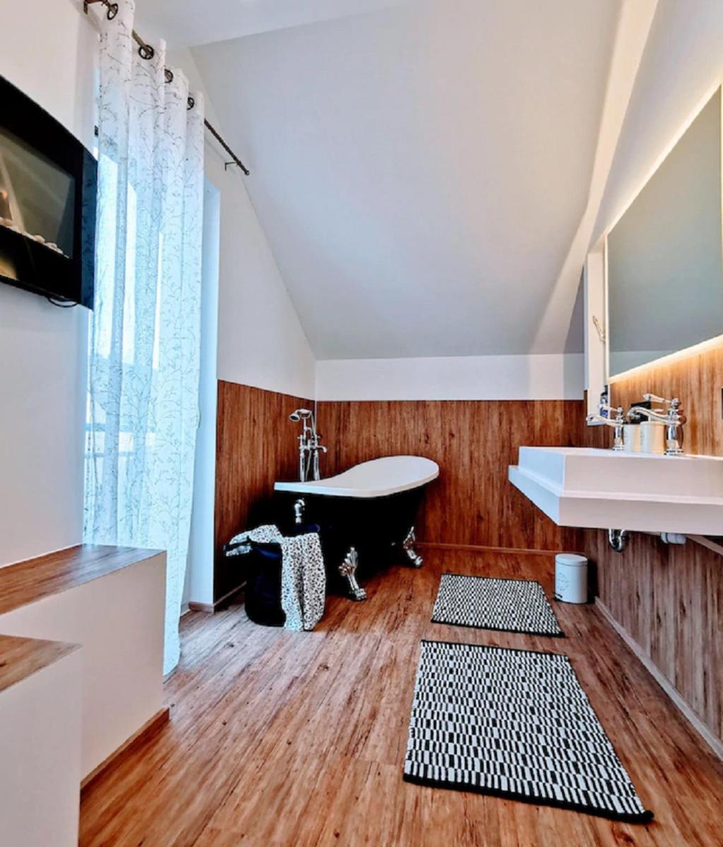 One-Bedroom House - Photo 10