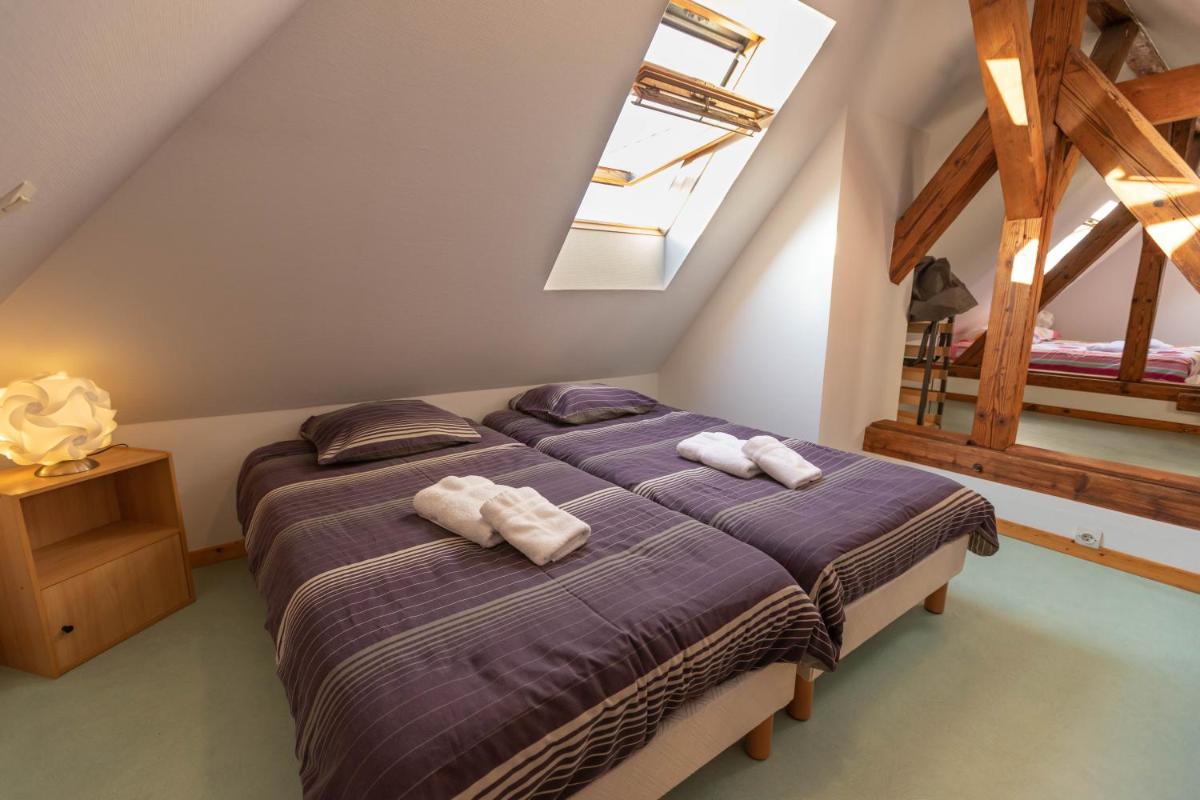 Six-Bedroom House photo 3