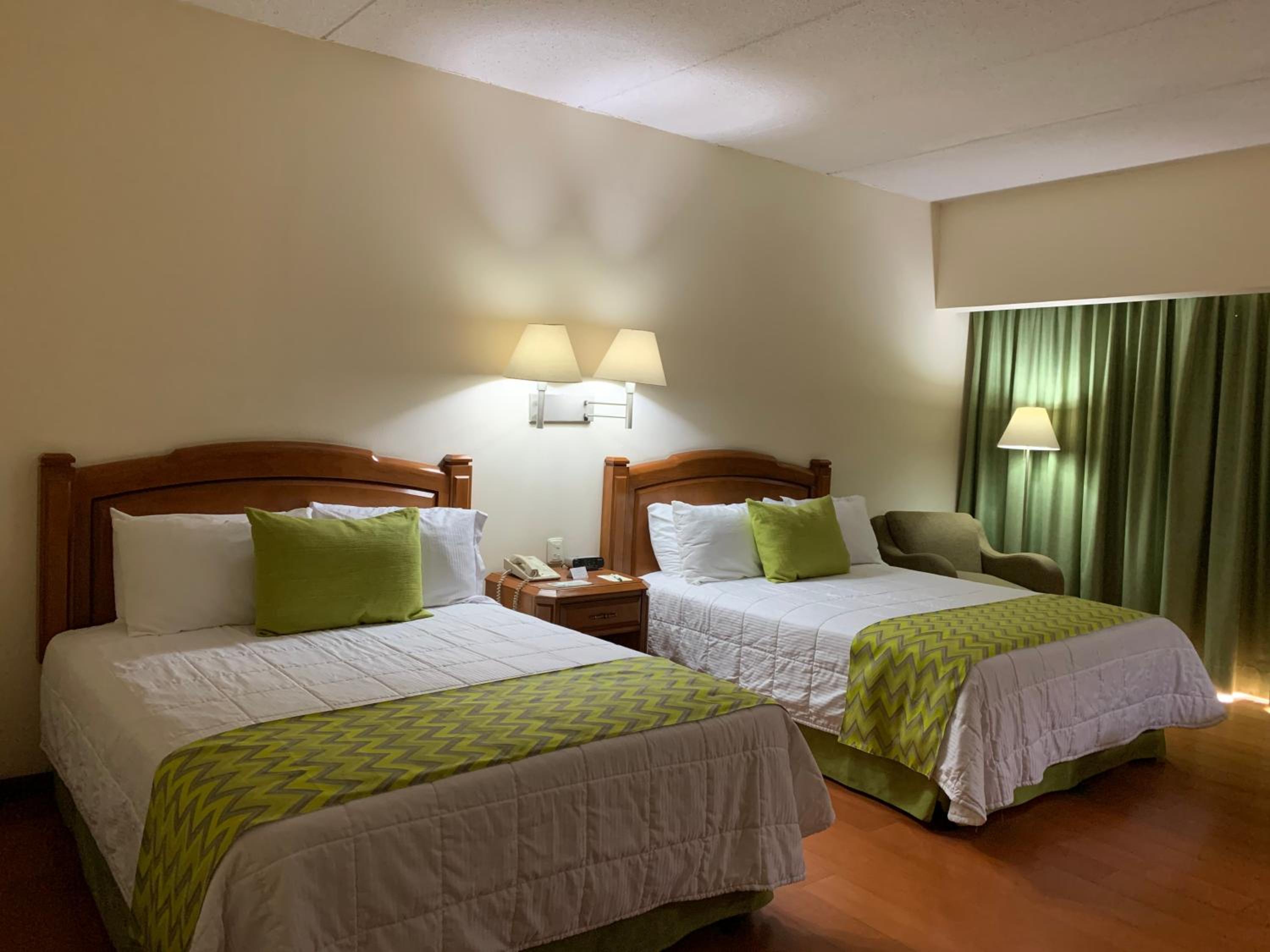 Double Room with Two Double Beds - Photo 2