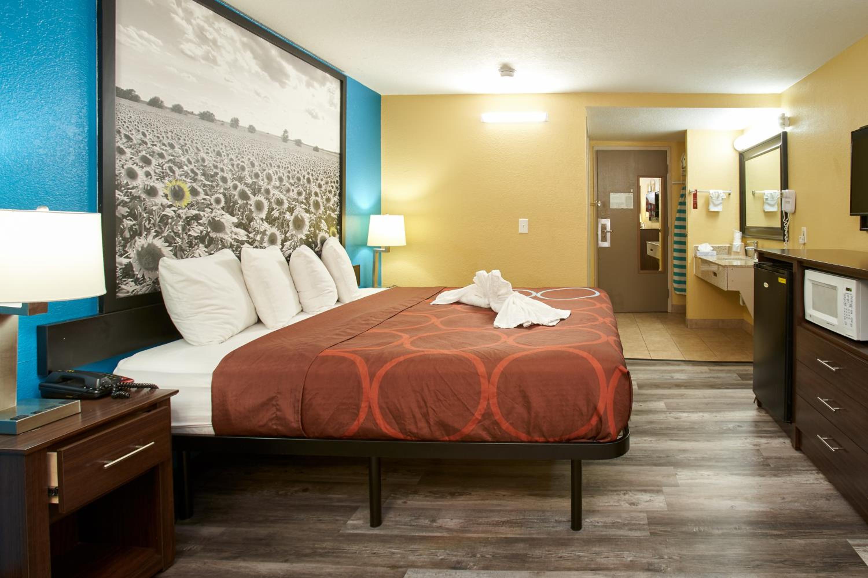 King Room - Non-Smoking - Photo 1