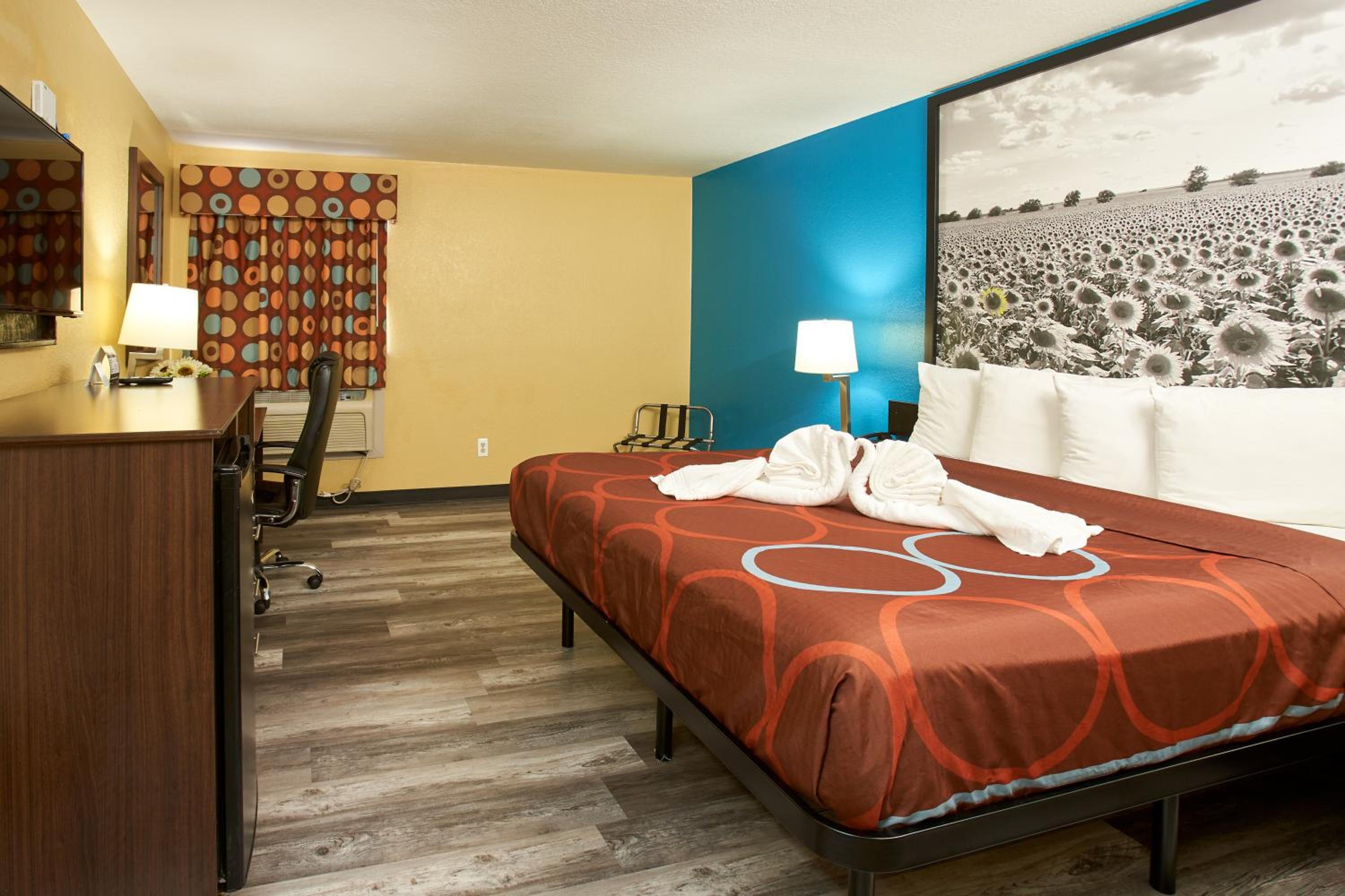 King Room - Non-Smoking - Photo 9