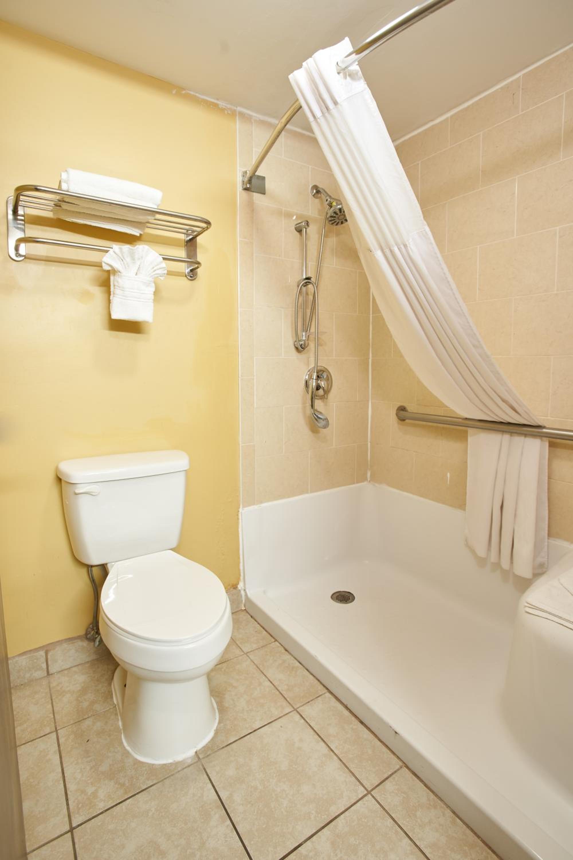 Queen Room with Two Queen Beds and Roll-In Shower - Mobility/Hearing Accessible - Non-Smoking - Photo 3