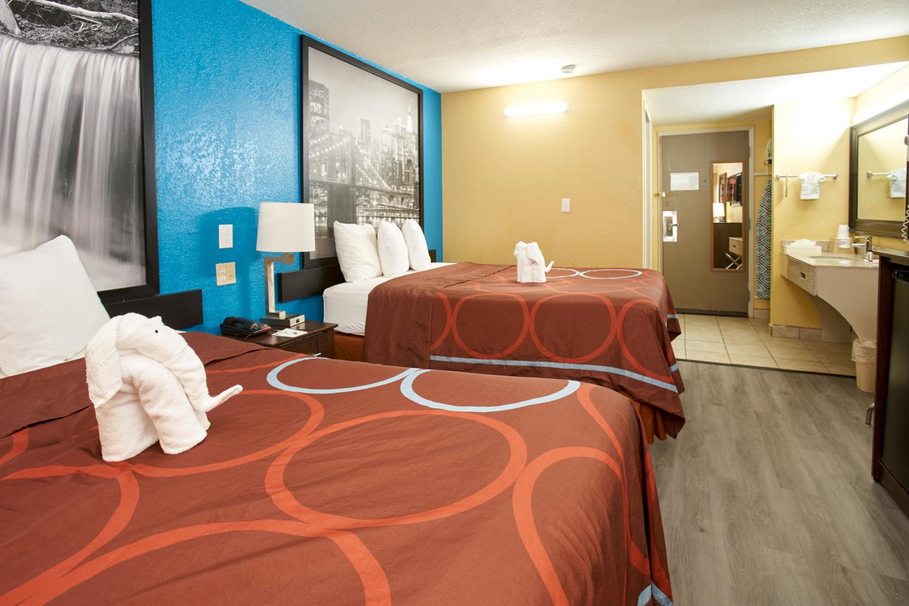 Queen Room with Two Queen Beds - Non-Smoking - Photo 9