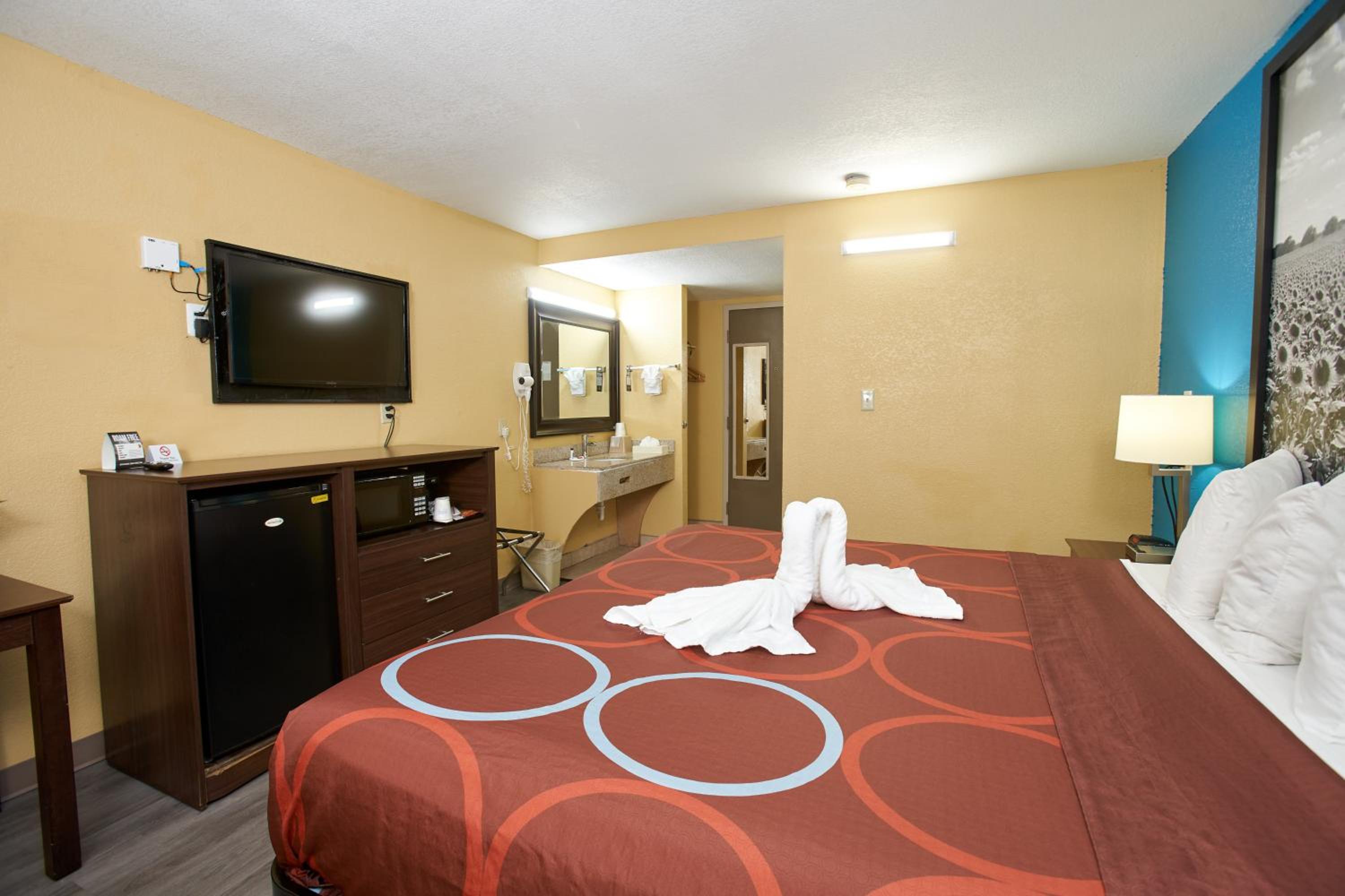 King Room - Non-Smoking - Photo 4