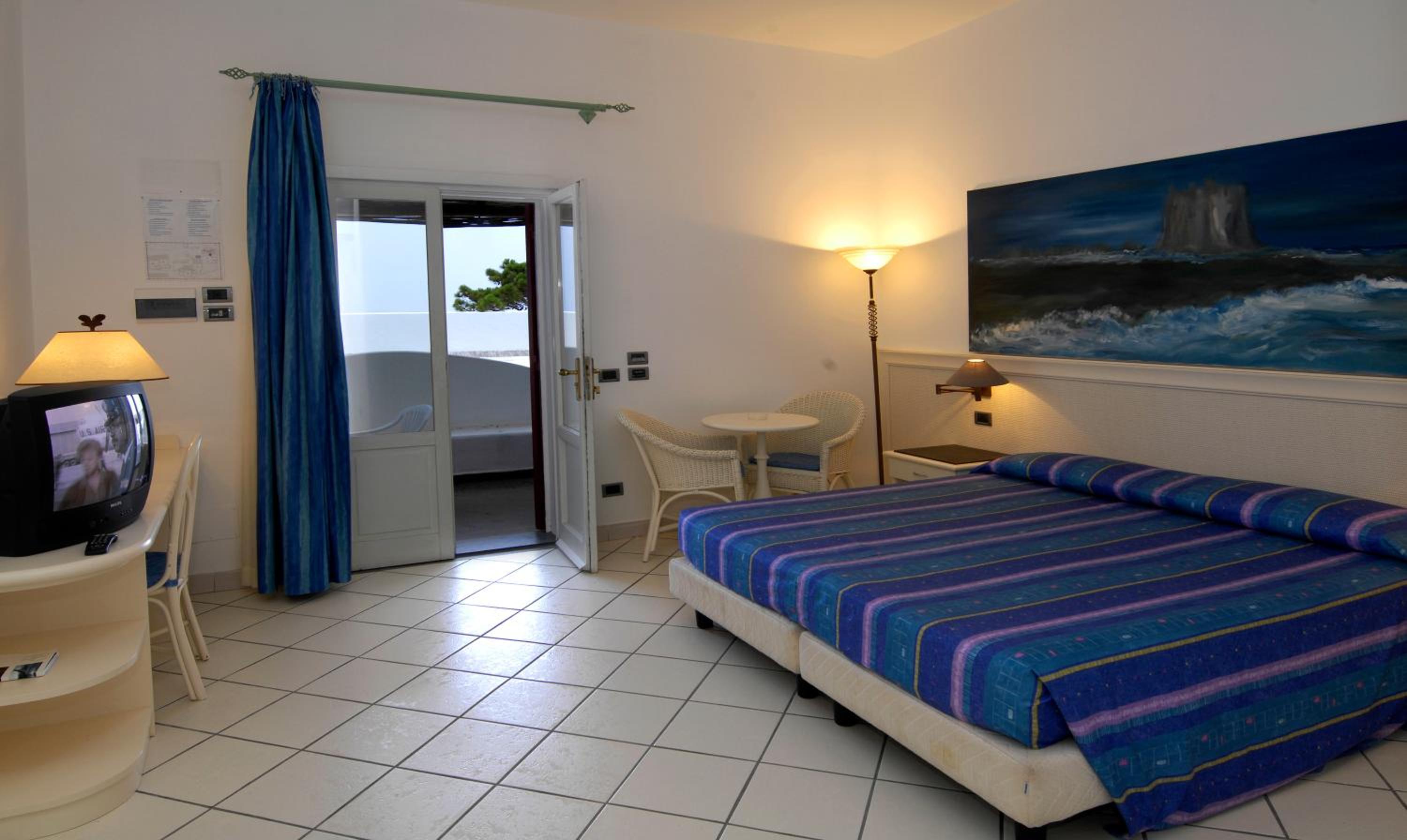 Double or Twin Room with Sea View - Photo 6