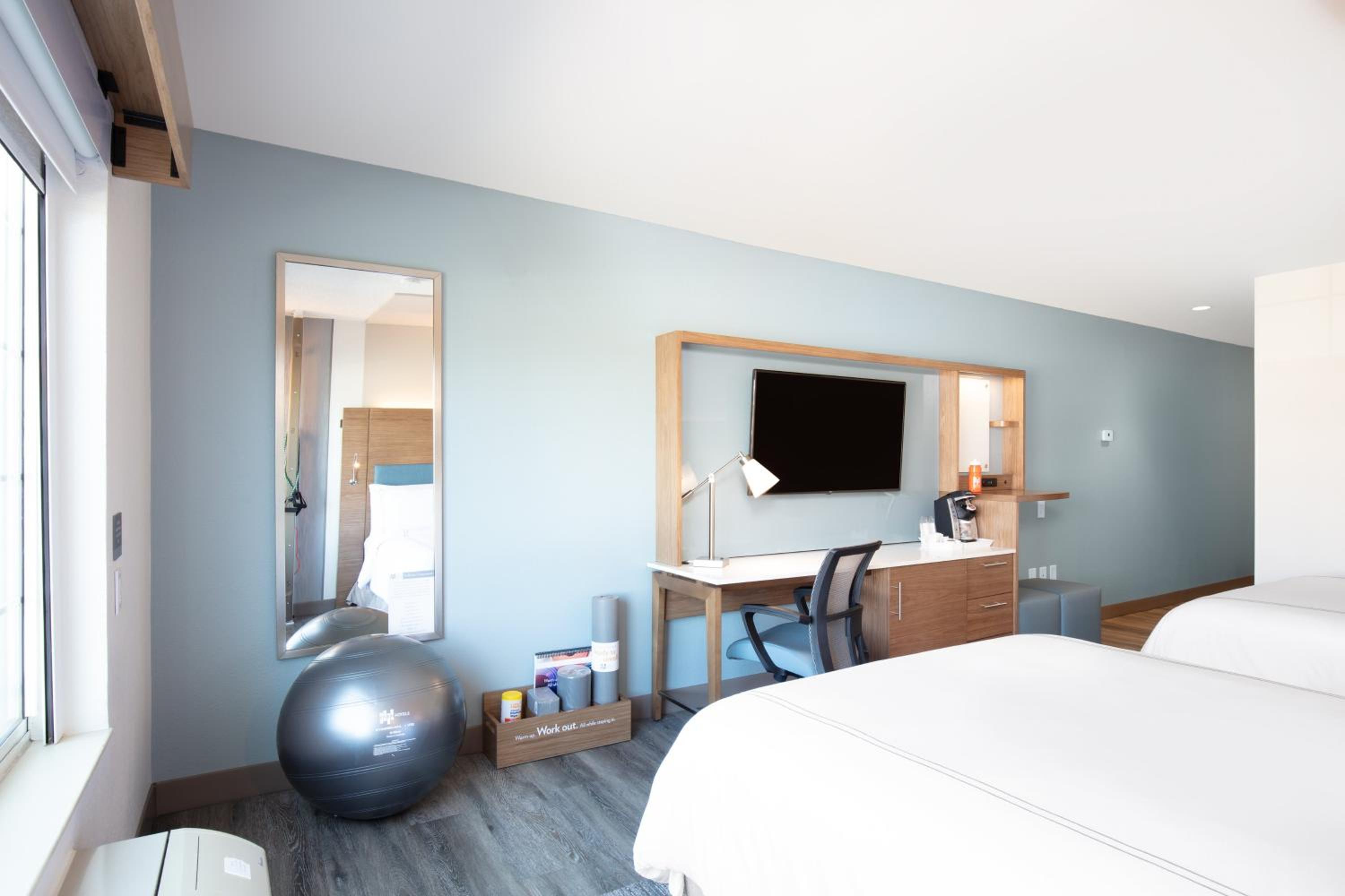 Standard Queen Room with Two Queen Beds - Photo 5
