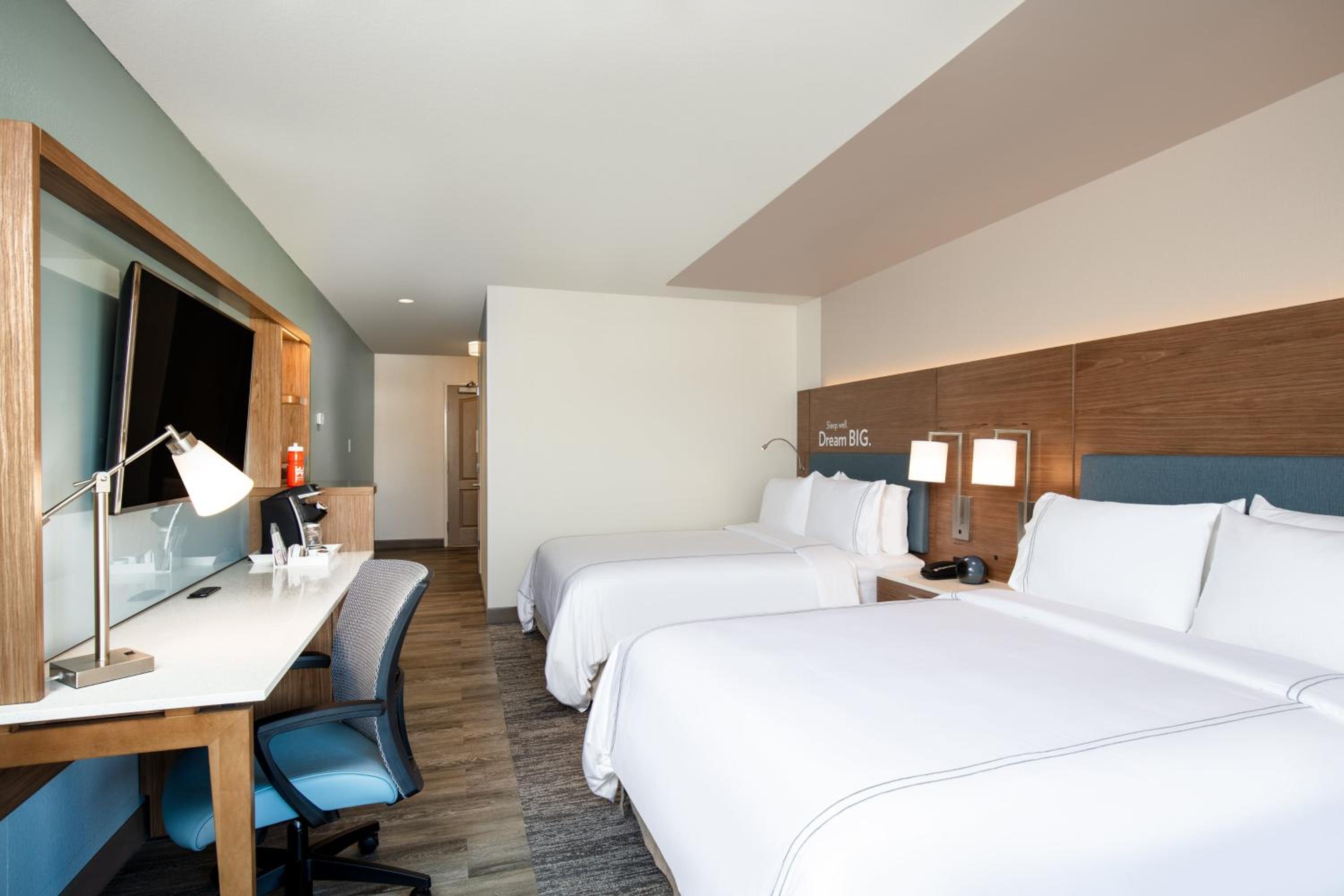 Standard Queen Room with Two Queen Beds - Photo 6