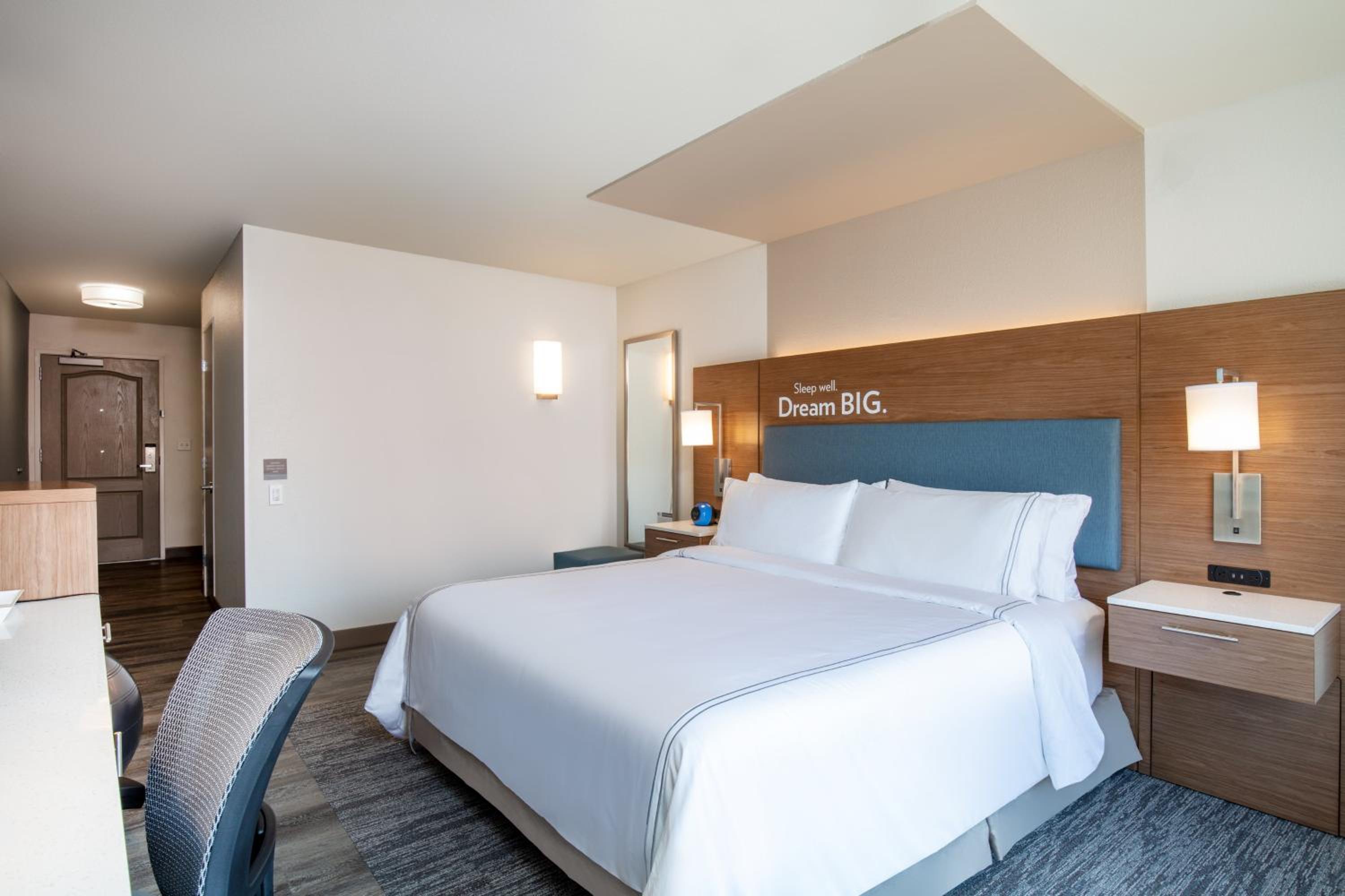 Standard King Room with Roll-In Shower - Mobility Access - Photo 4