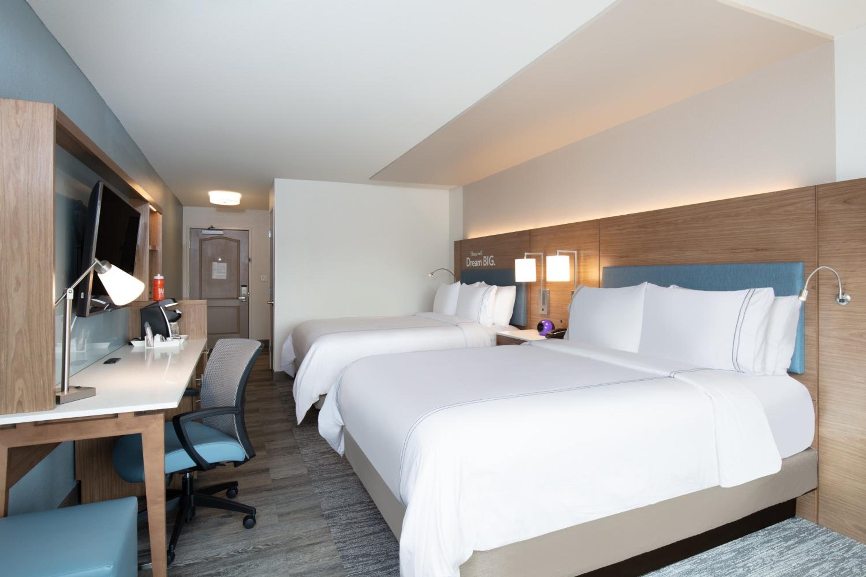 Standard Queen Room with Two Queen Beds - Photo 2