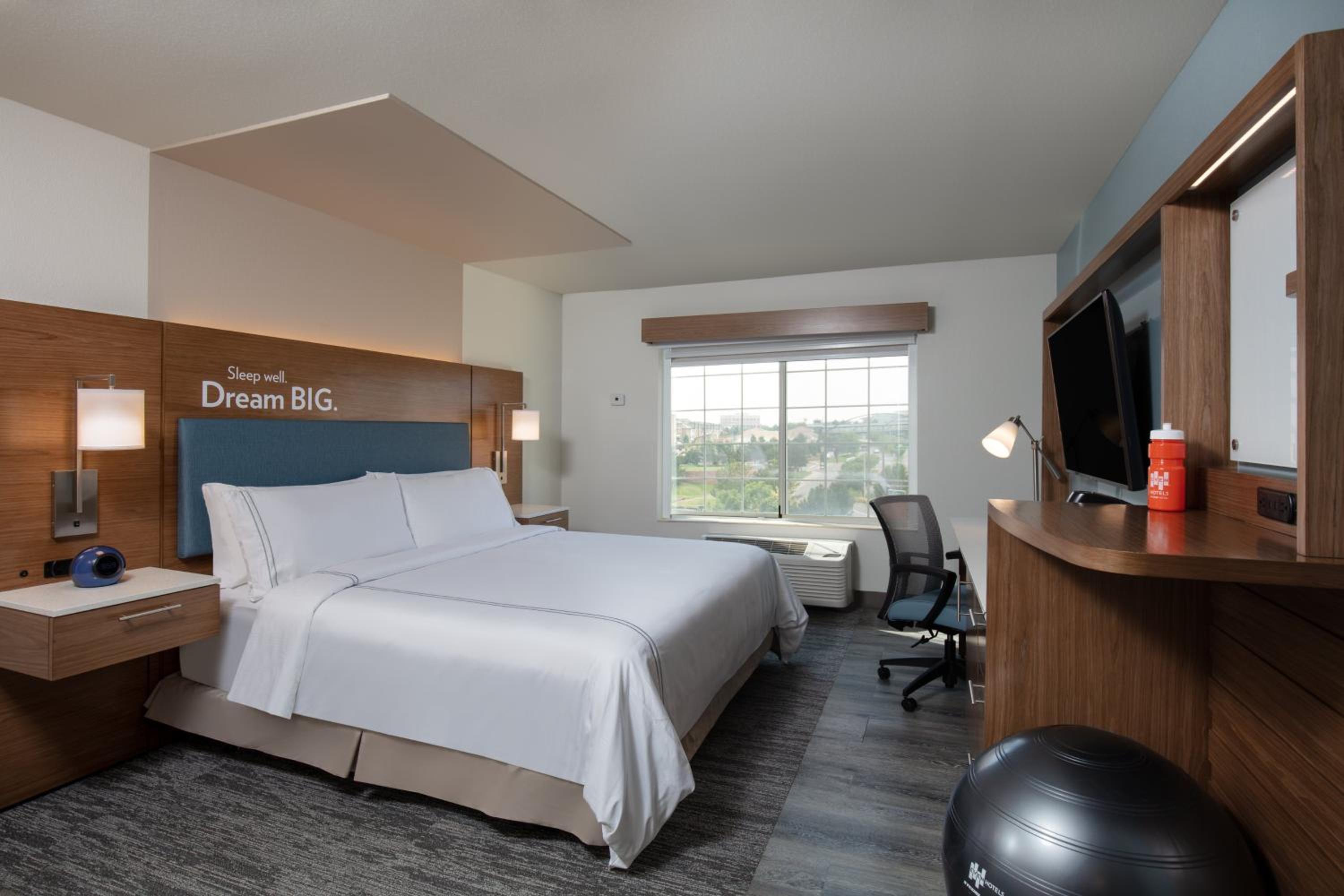 Standard King Room with Roll-In Shower - Mobility Access - Photo 6
