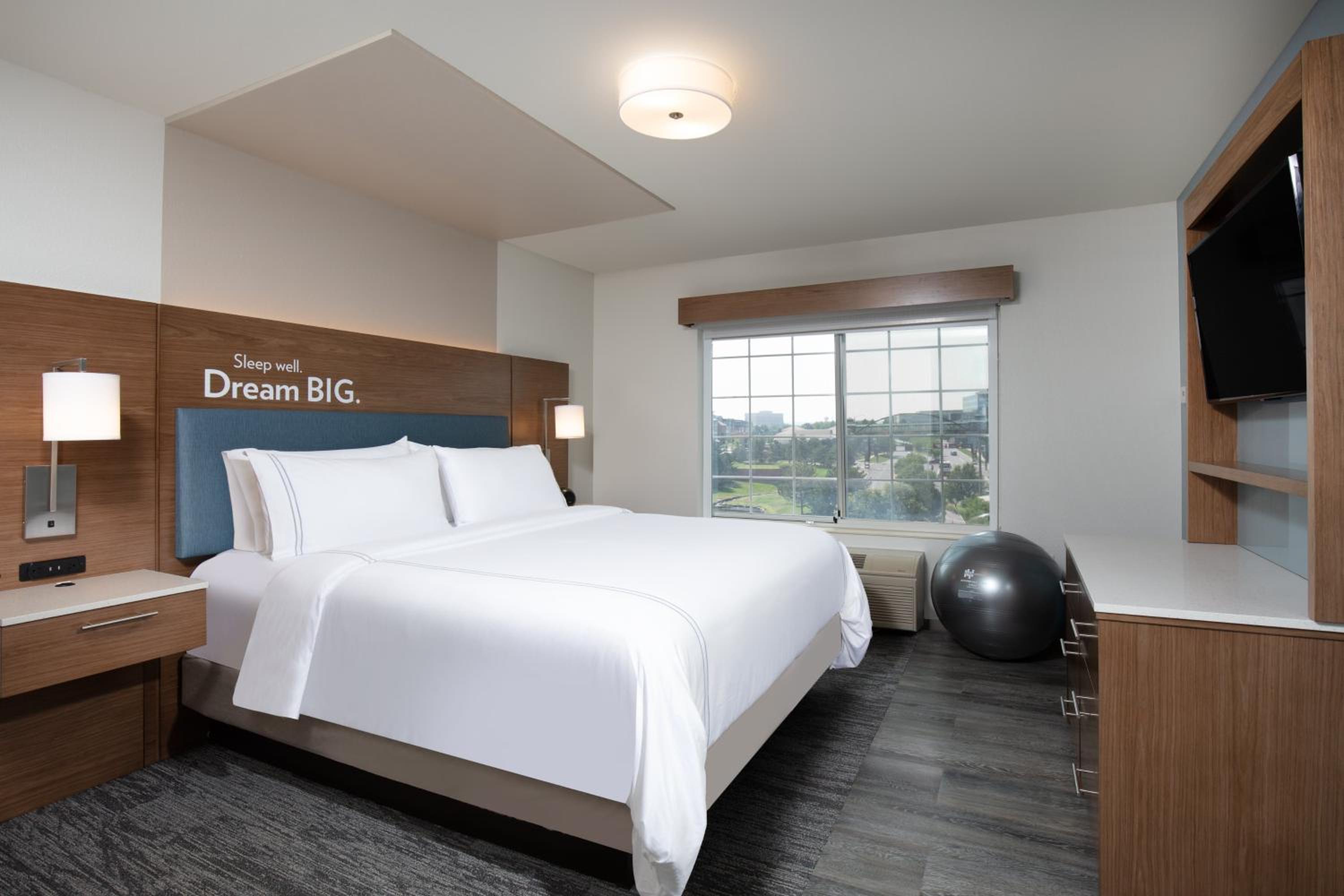 Standard King Room with Roll-In Shower - Mobility Access - Photo 3