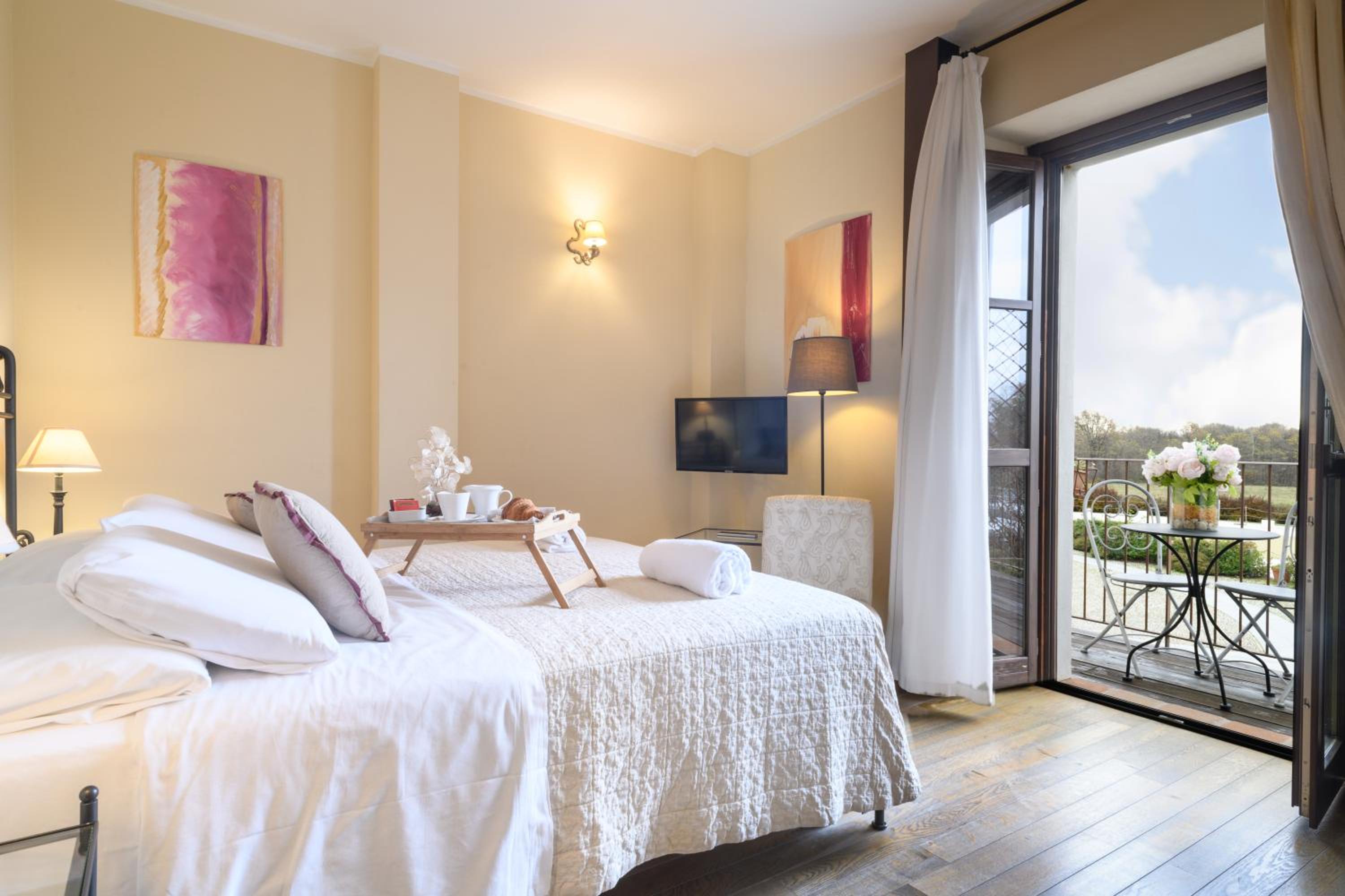 Deluxe Double Room with Balcony - Photo 4
