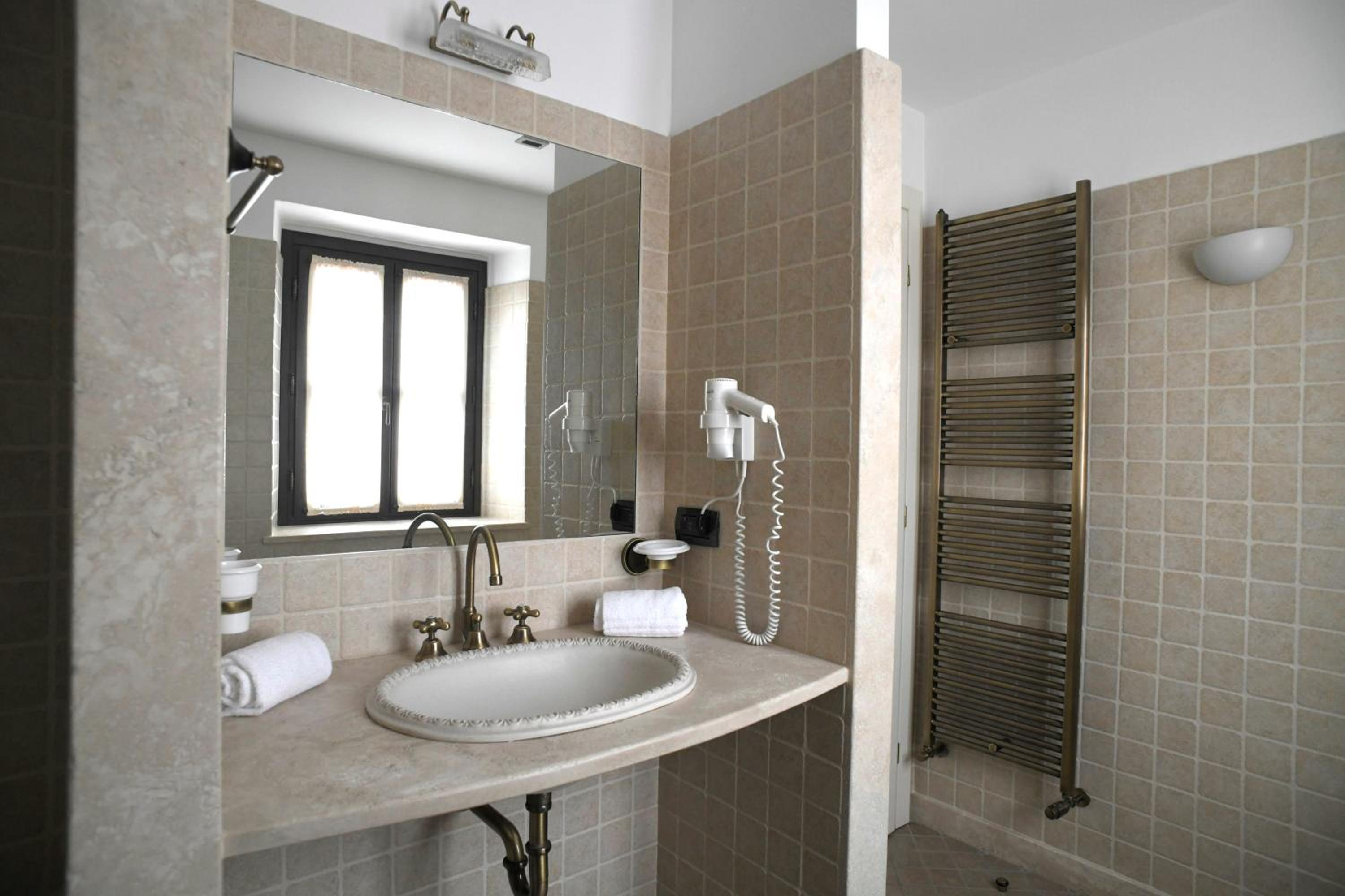 Deluxe Room - Photo 5
