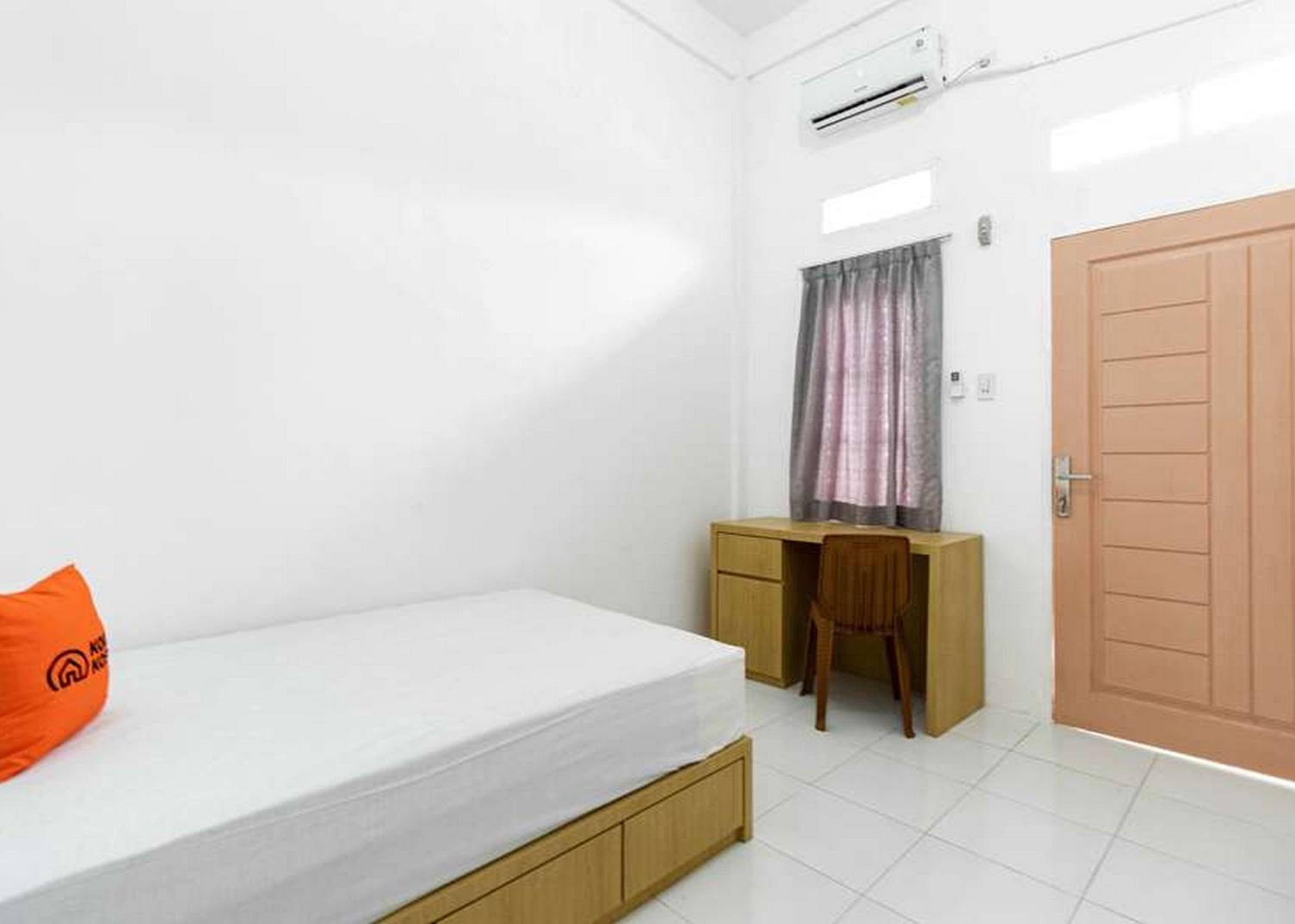 Single Room with Shared Bathroom photo 2