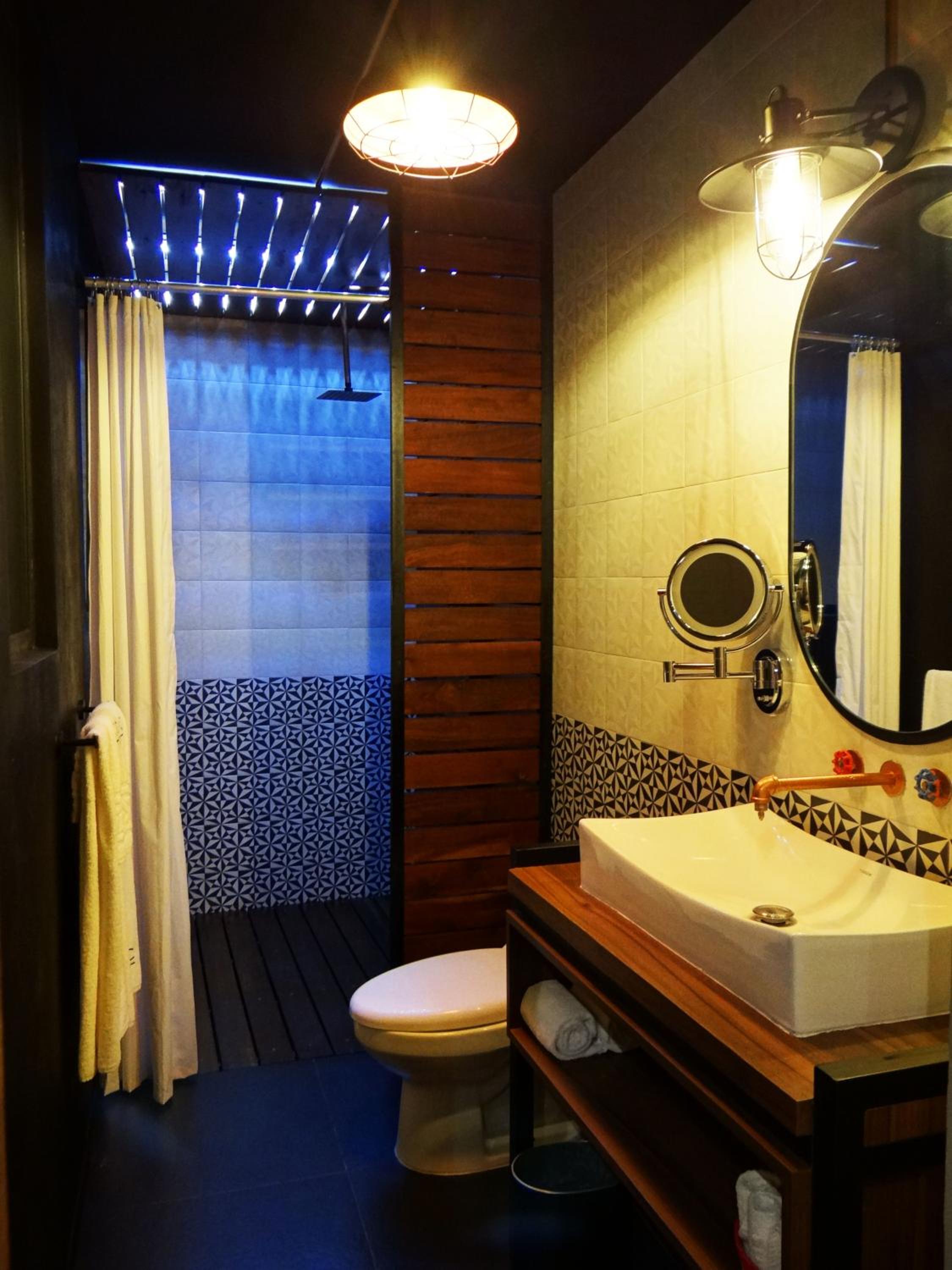 Deluxe King Suite - Photo 5