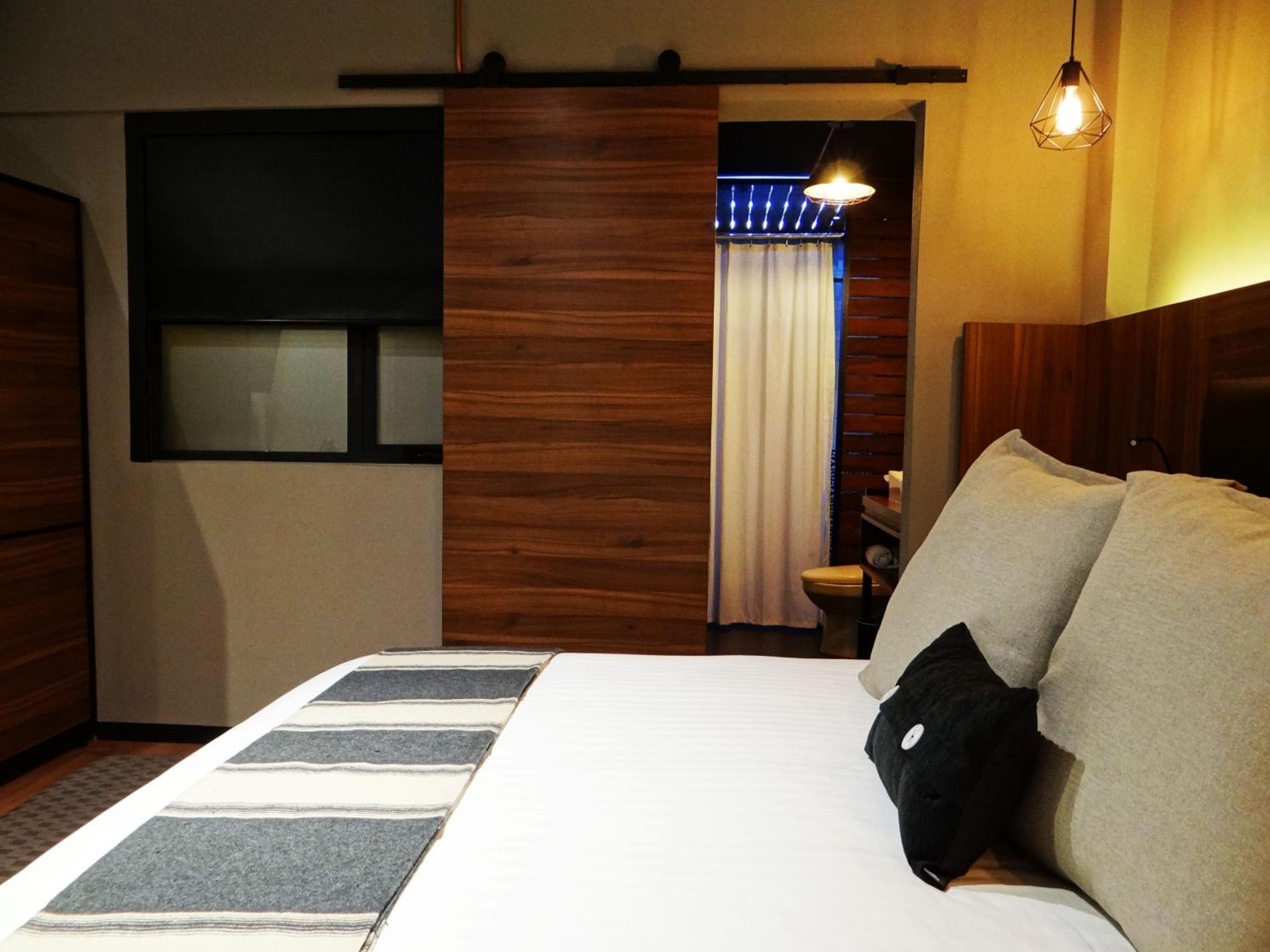 Deluxe King Suite - Photo 2