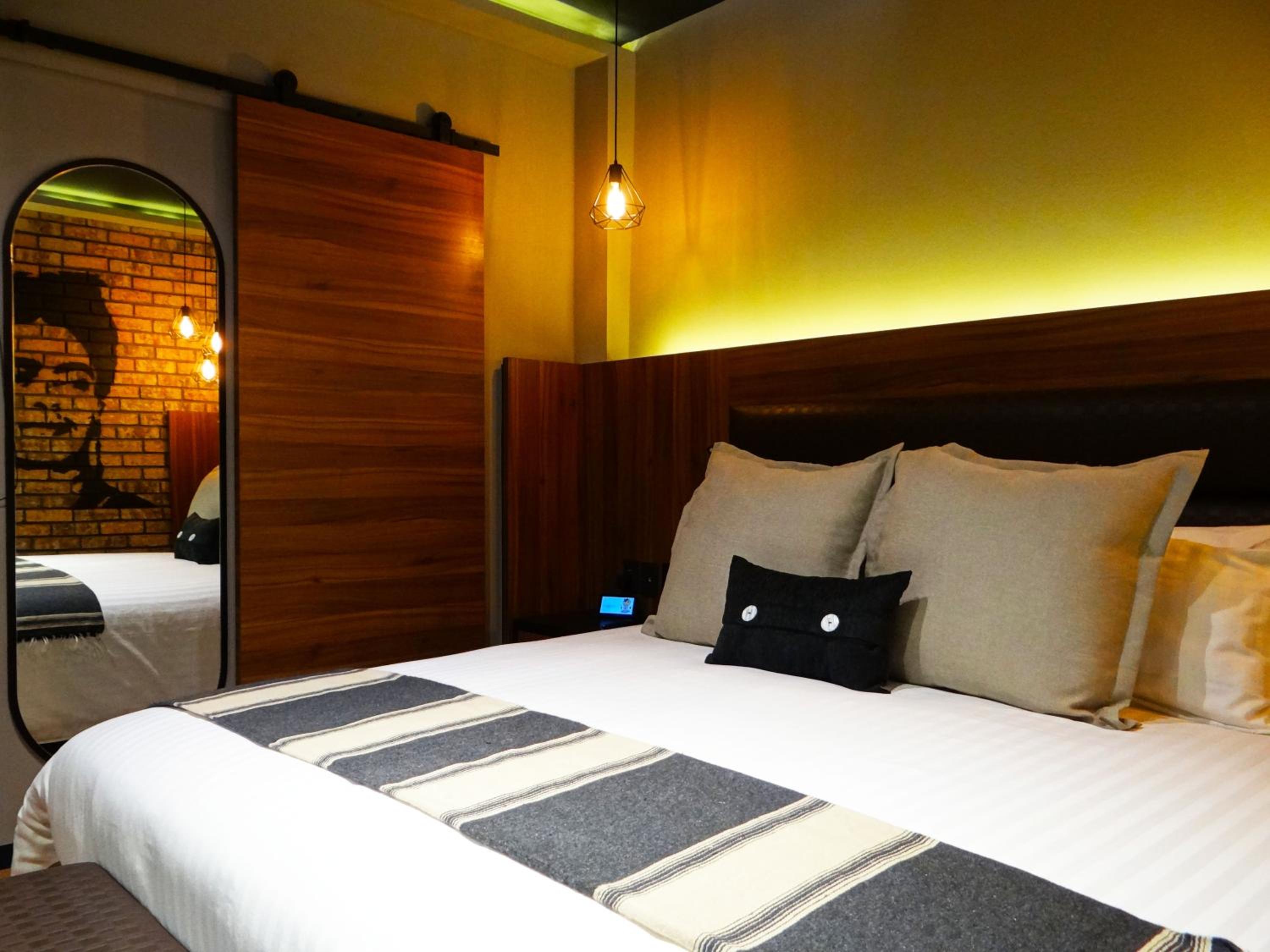 Deluxe King Suite - Photo 9