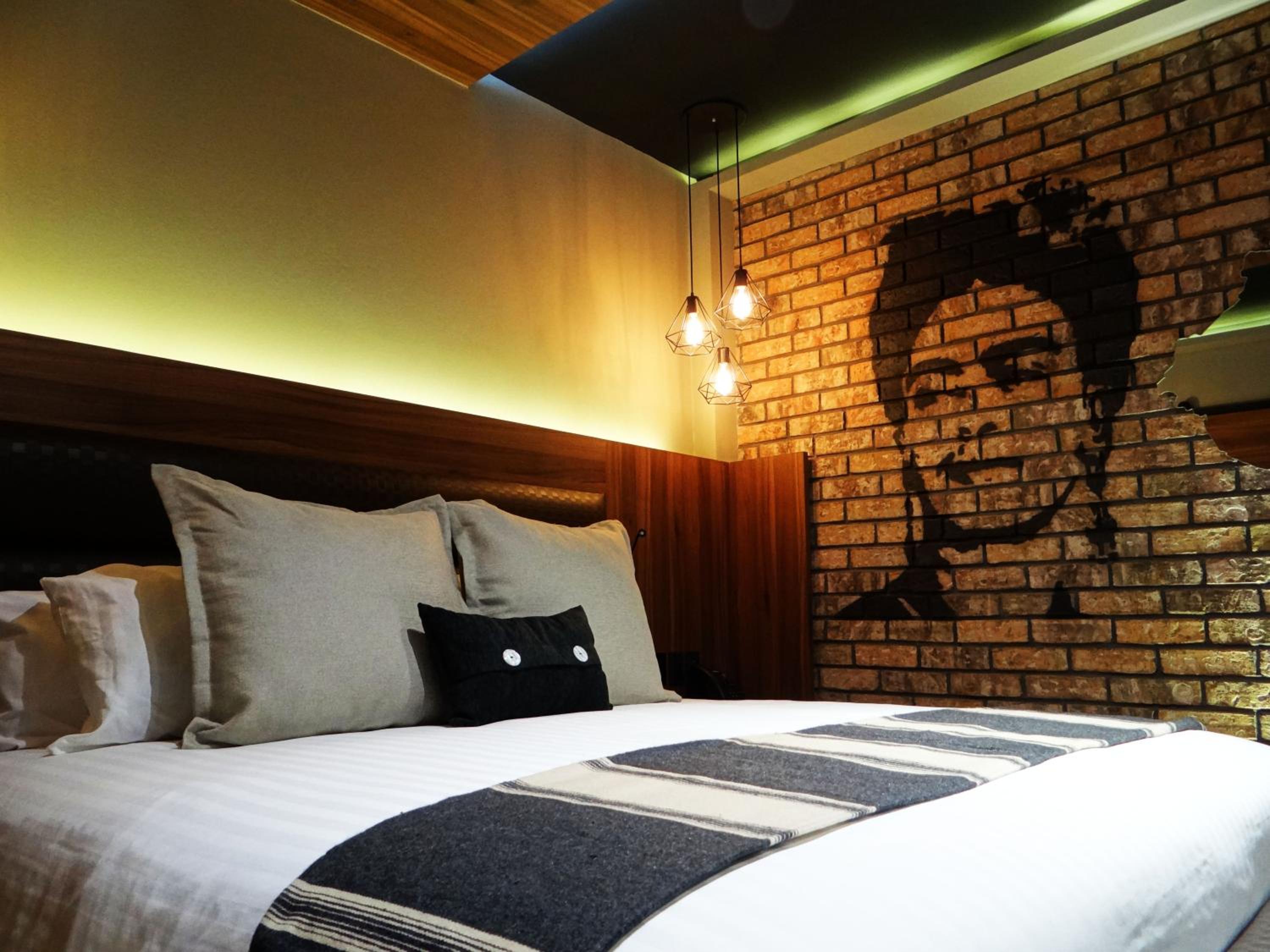 Deluxe King Suite - Photo 8
