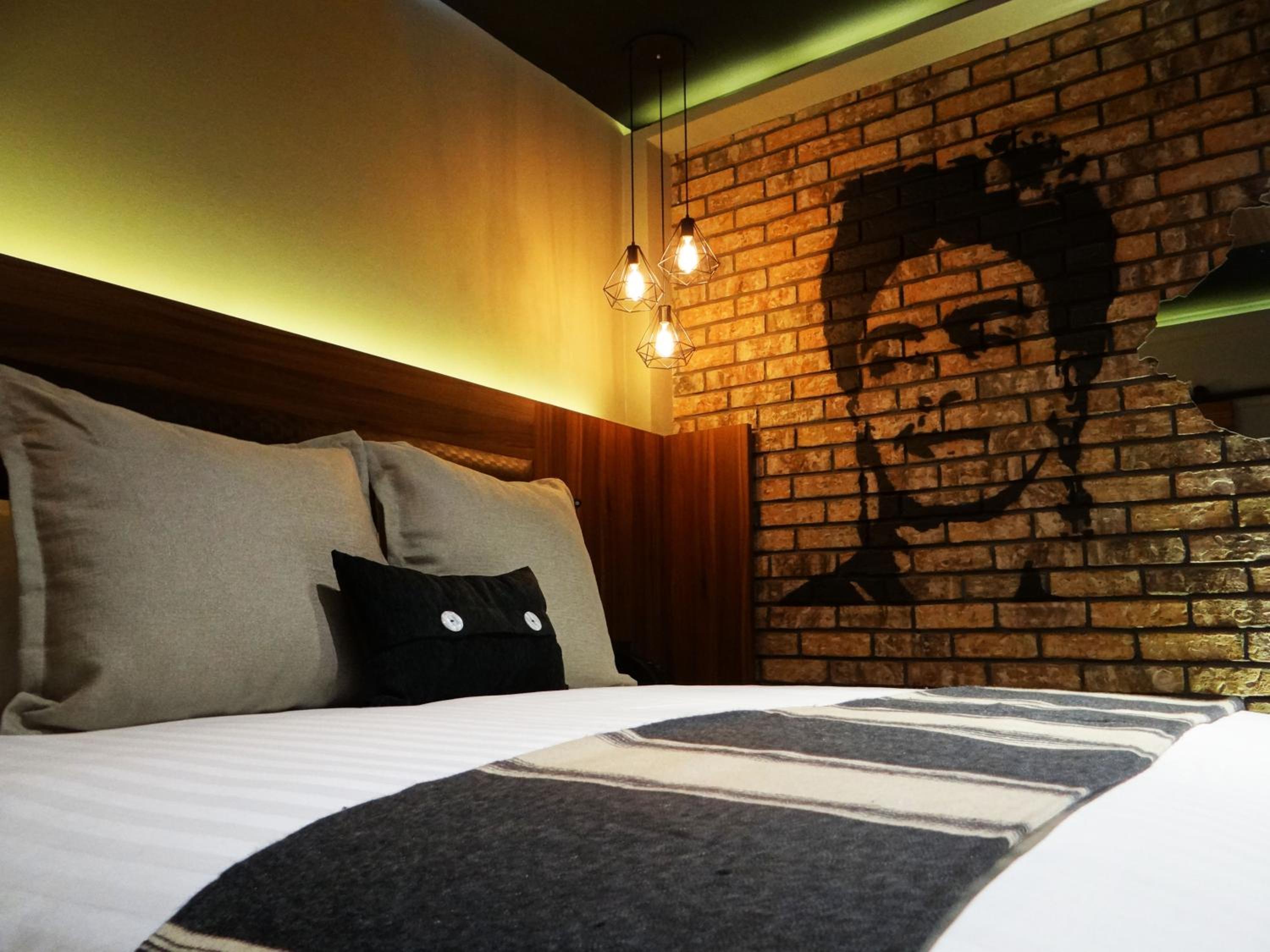 Deluxe King Suite - Photo 7