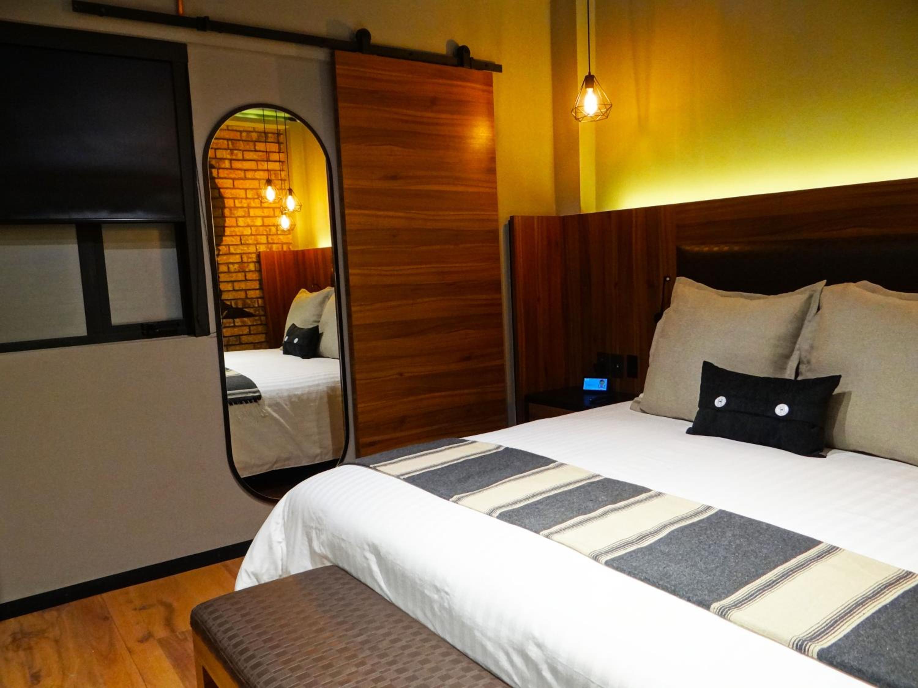 Deluxe King Suite - Photo 6